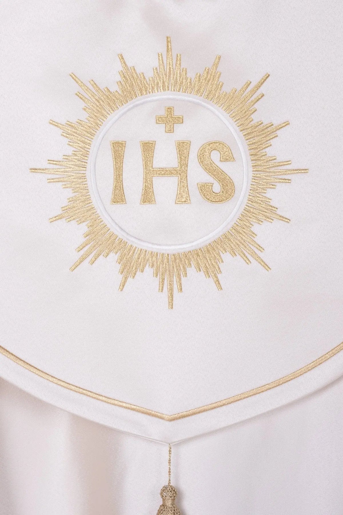 Ecru kapa eucharystyczna z motywem IHS, zbliżenie haftu IHS w aureoli