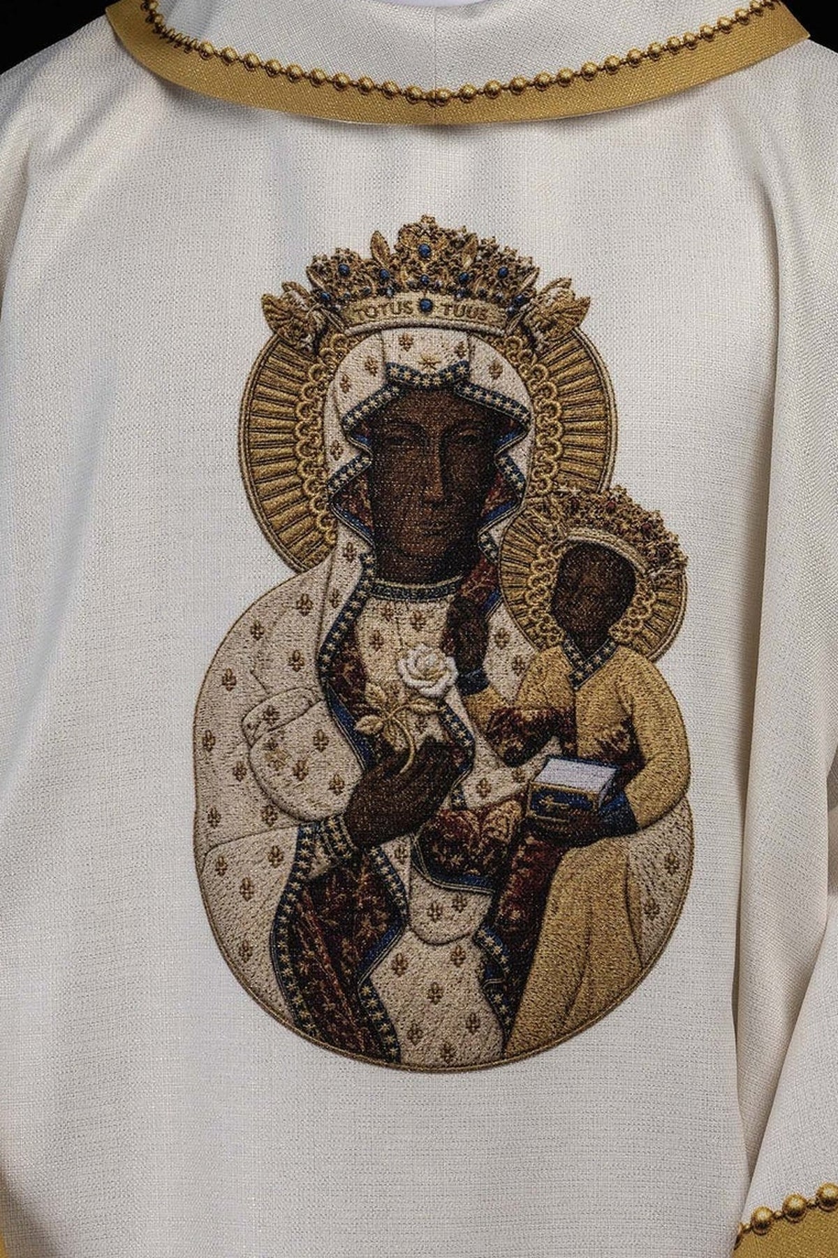 Biały ornat na uroczystość Najświętszej Maryi Panny Częstochowskiej z haftowanym monogramem maryjnym, Matka Boska