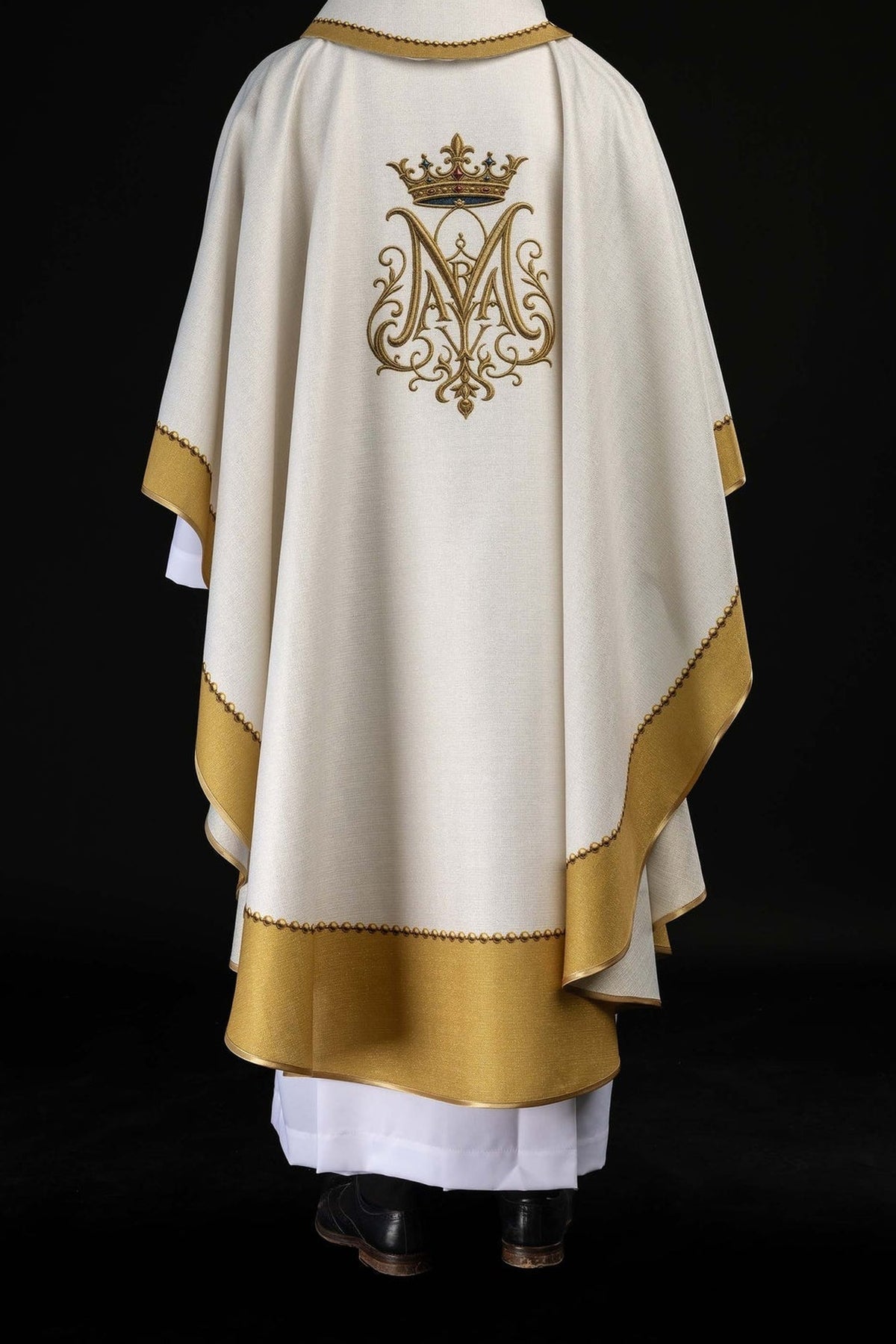 Biały ornat z haftowanym monogramem maryjnym pod koroną, widok z tyłu