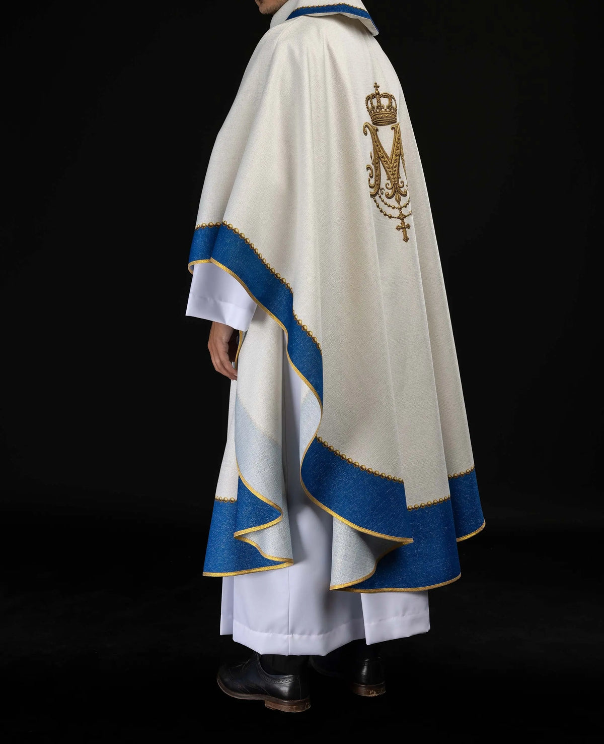 Biały ornat maryjny z monogramem Maryi i koroną, widok z tyłu
