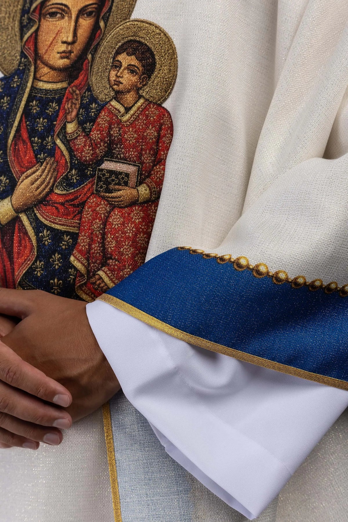 Biały ornat maryjny z wizerunkiem Matki Bożej Częstochowskiej, zbliżenie aplikacji