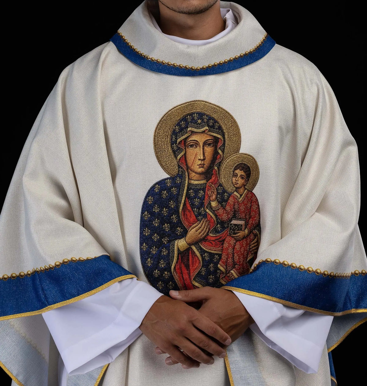 Biały ornat maryjny z wizerunkiem Matki Bożej Częstochowskiej, widok z przodu