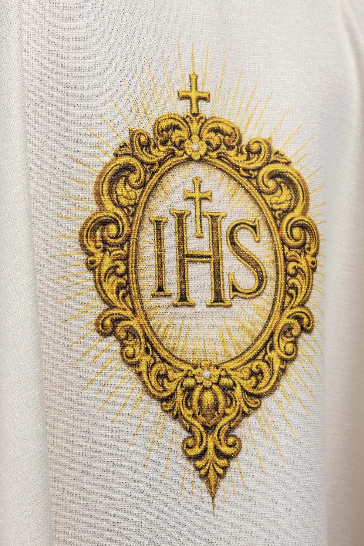 Biały ornat z monogramem IHS, zbliżenie haftu na plecach