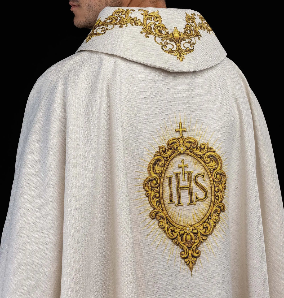 Biały ornat z monogramem IHS, widok z tyłu