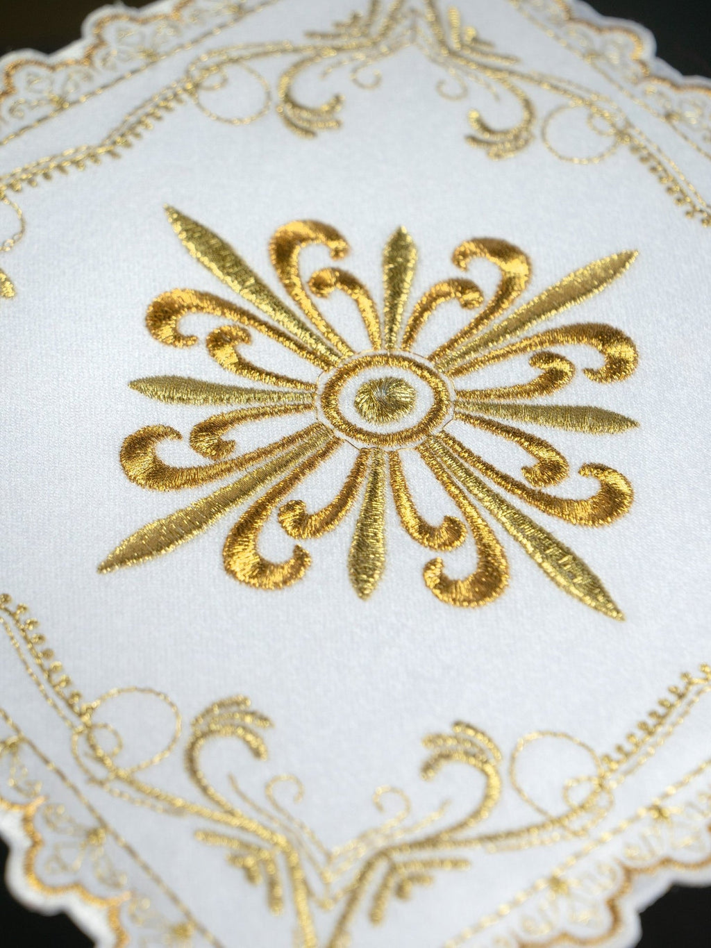 Komplet kielichowy z motywem złotego krzyża z ozdobnym haftem