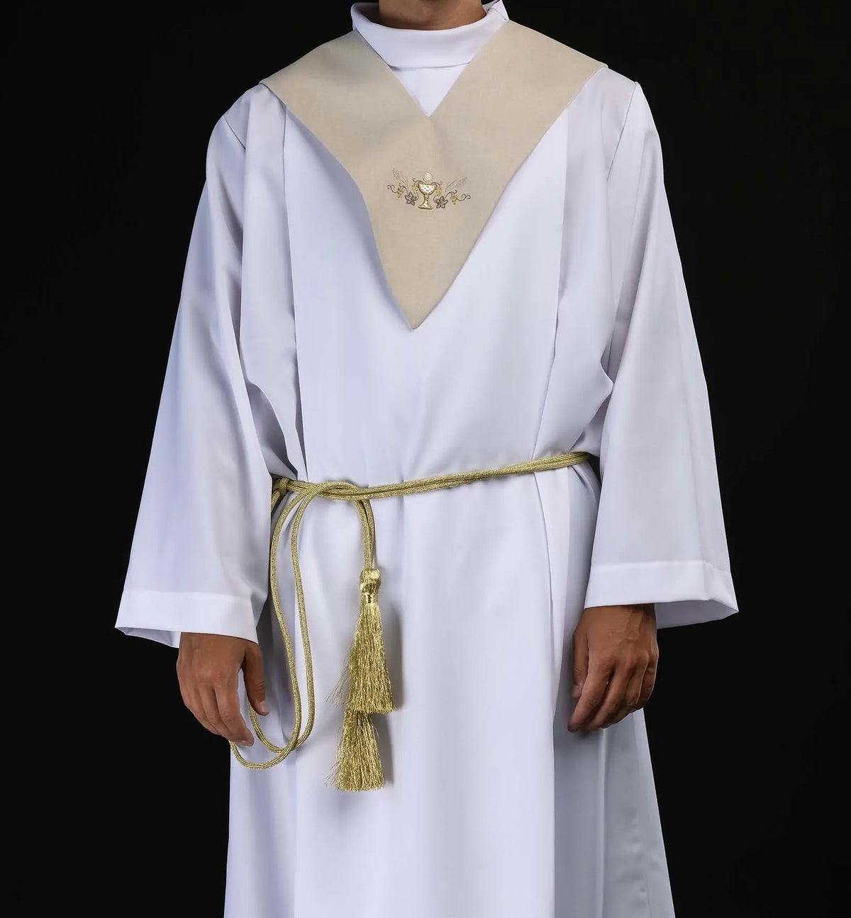 Beżowy paliusz lektorski z haftem kielicha eucharystycznego, widok z przodu z pasem