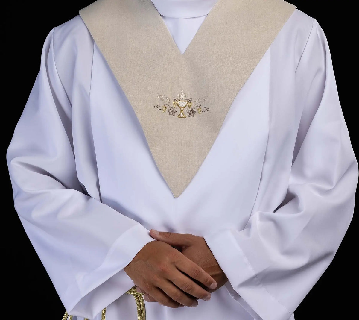 Beżowy paliusz lektorski z haftem kielicha eucharystycznego, zbliżenie haftu z przodu