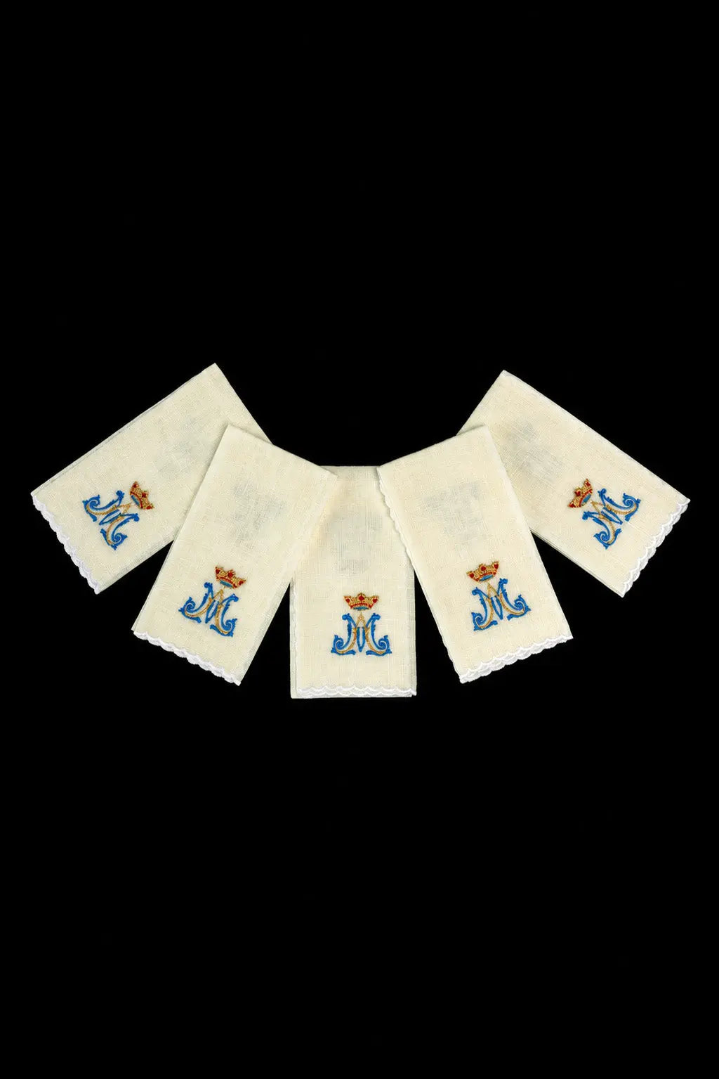 Ecru zestaw 5 puryfikaterzy liturgicznych na uroczystości maryjne z haftem monogramu, widok całości