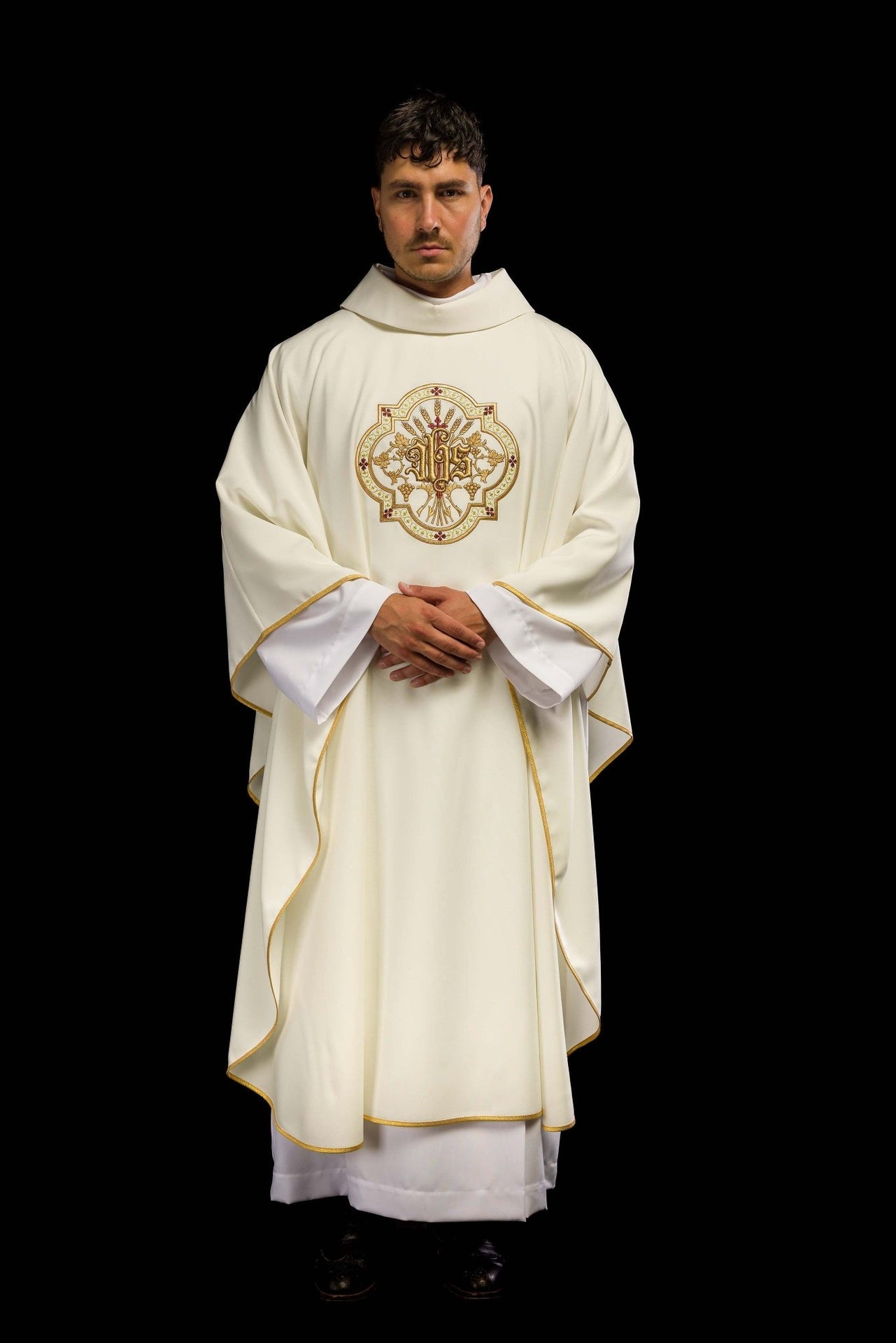 Kremowy ornat z haftem IHS i PAX