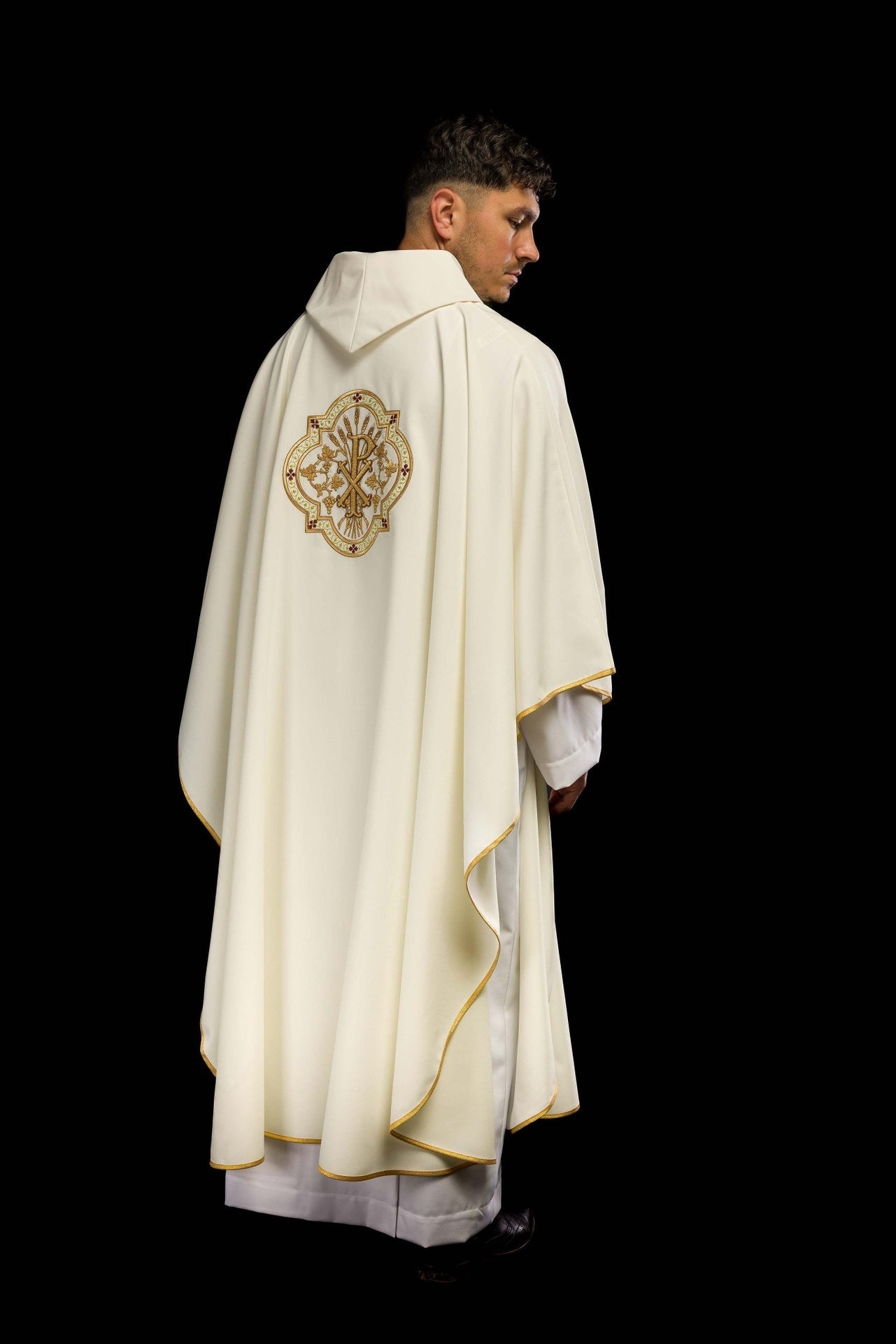 Kremowy ornat z haftem IHS i PAX