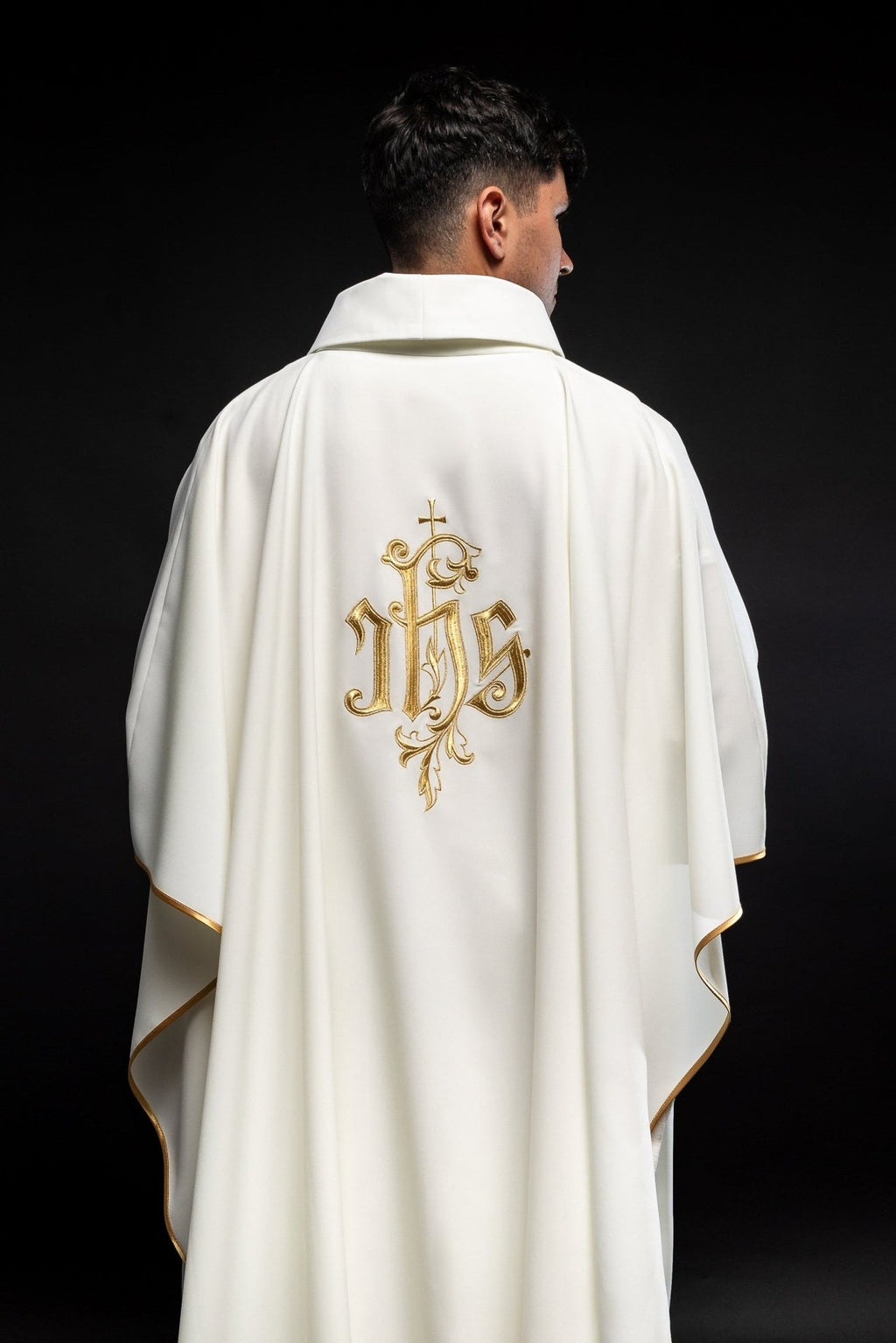 Kremowy ornat z złotym haftem IHS