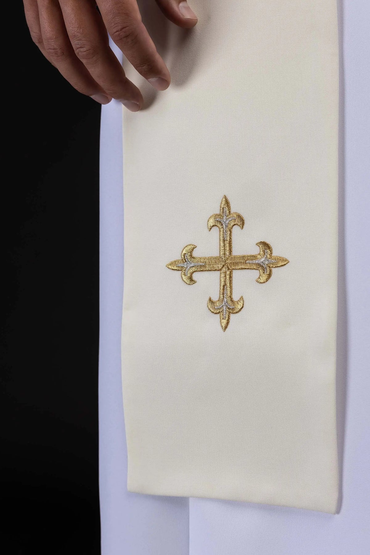 Ecru stuła ze złotym krzyżem, zbliżenie dolnej części