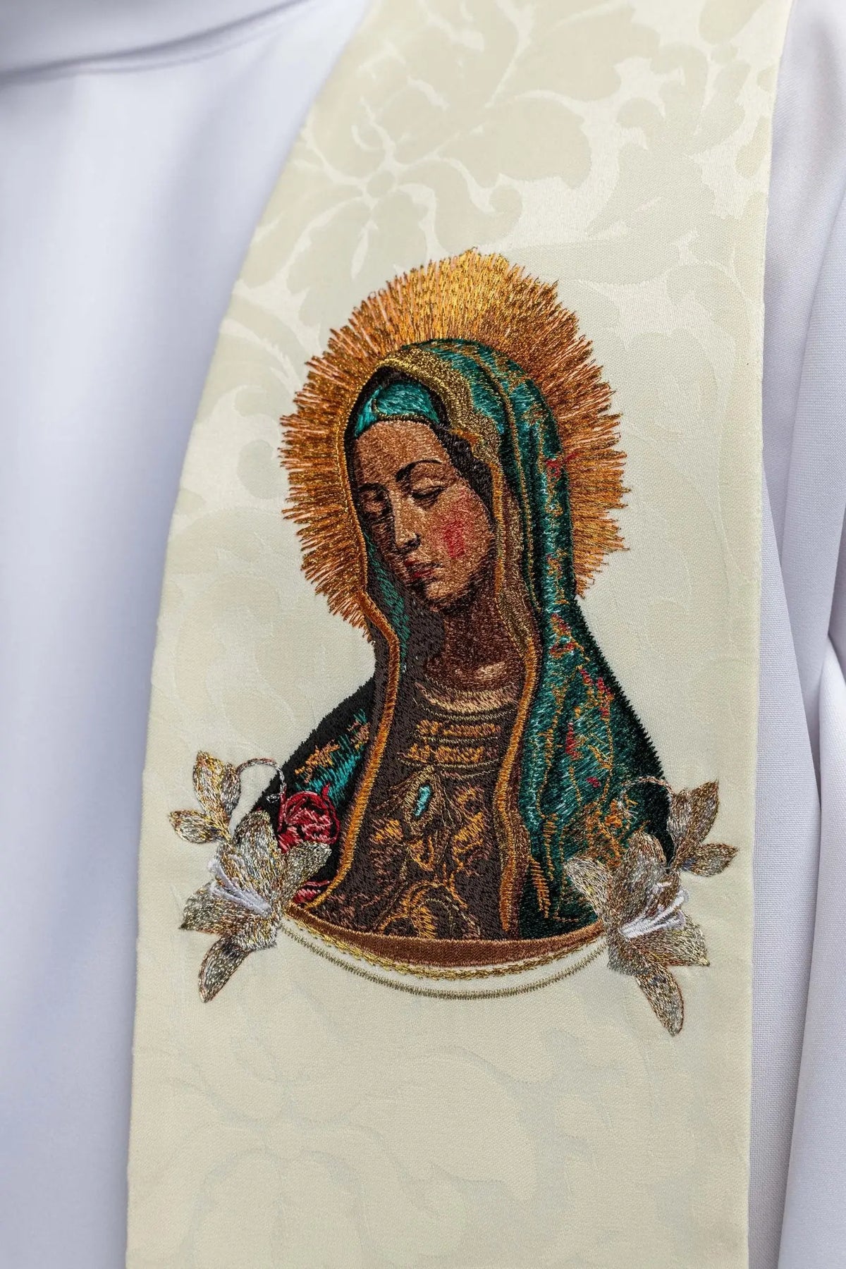 Ecru stuła z wizerunkiem Matki Bożej z Guadalupe, zbliżenie haftu