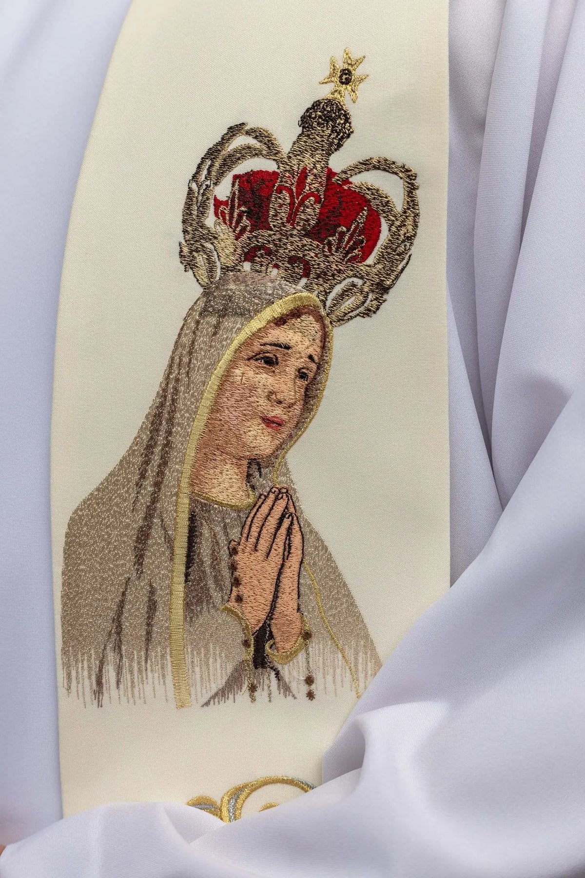 Ecru stuła z haftowanym wizerunkiem Matki Bożej Fatimskiej, zbliżenie haftu