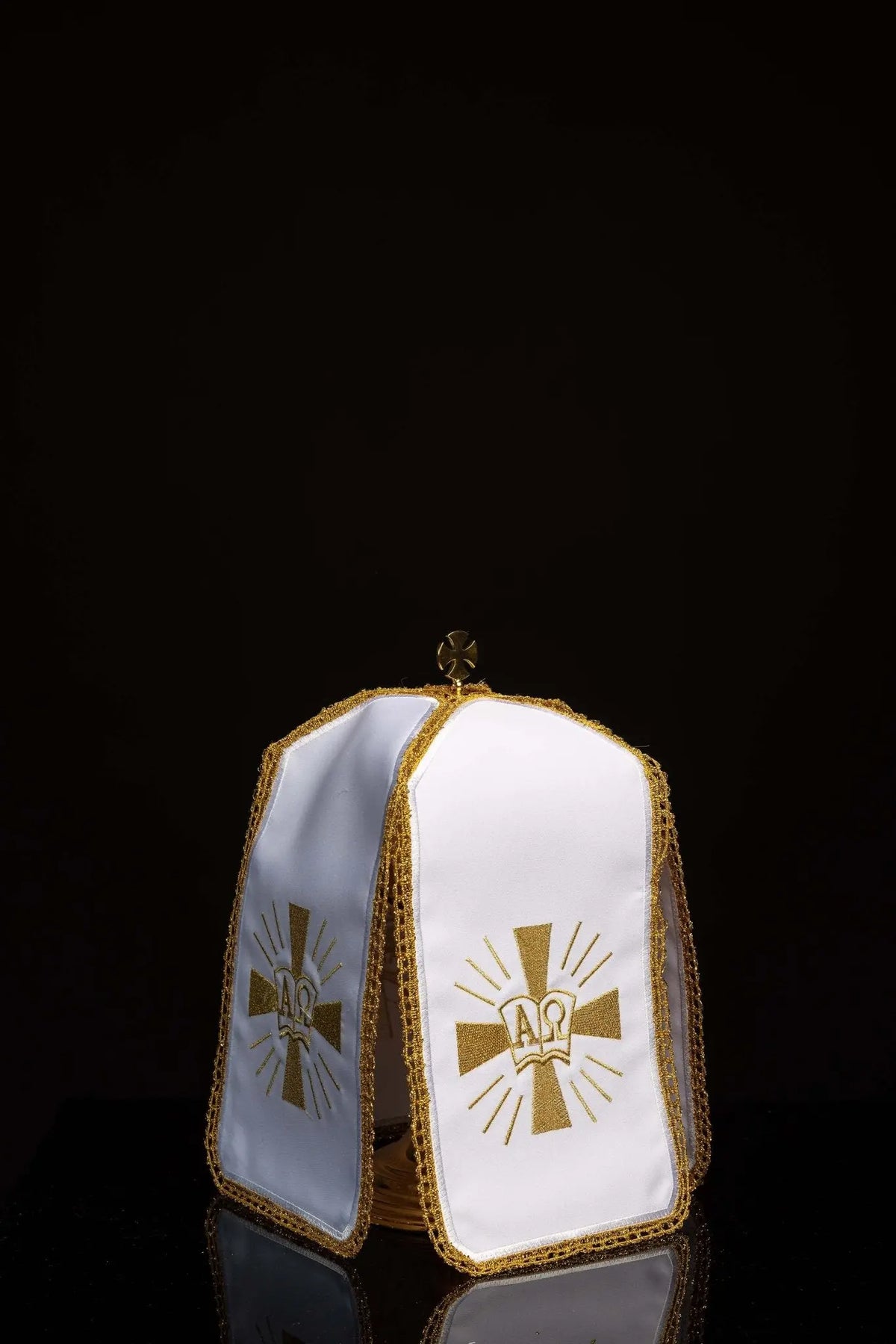 Biały welon na puszkę do użytku liturgicznego z haftem Alfa i Omega, widok z przodu