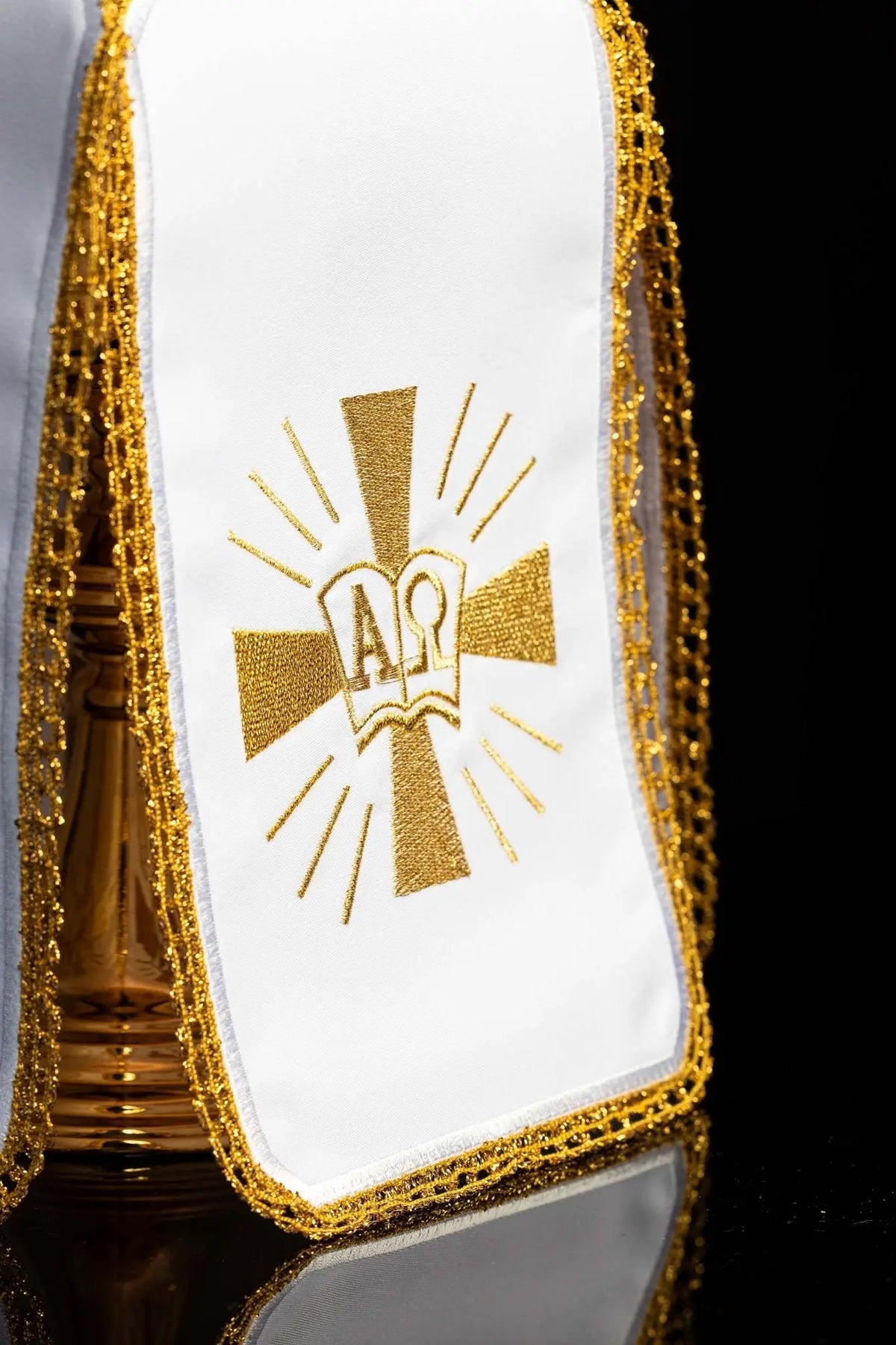 Biały welon na puszkę z haftem Alfa i Omega, zbliżenie haftu