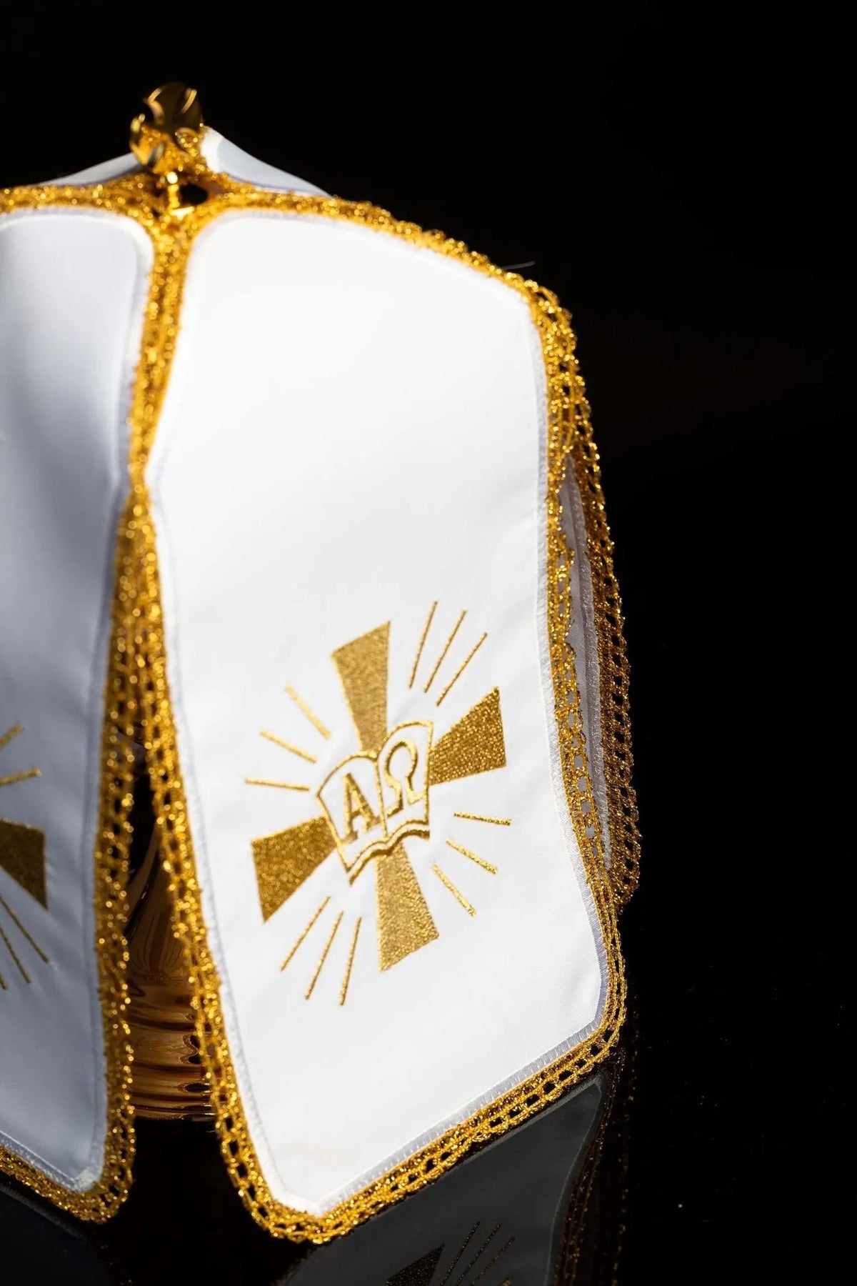 Biały welon na puszkę z haftem Alfa i Omega, ujęcie z boku