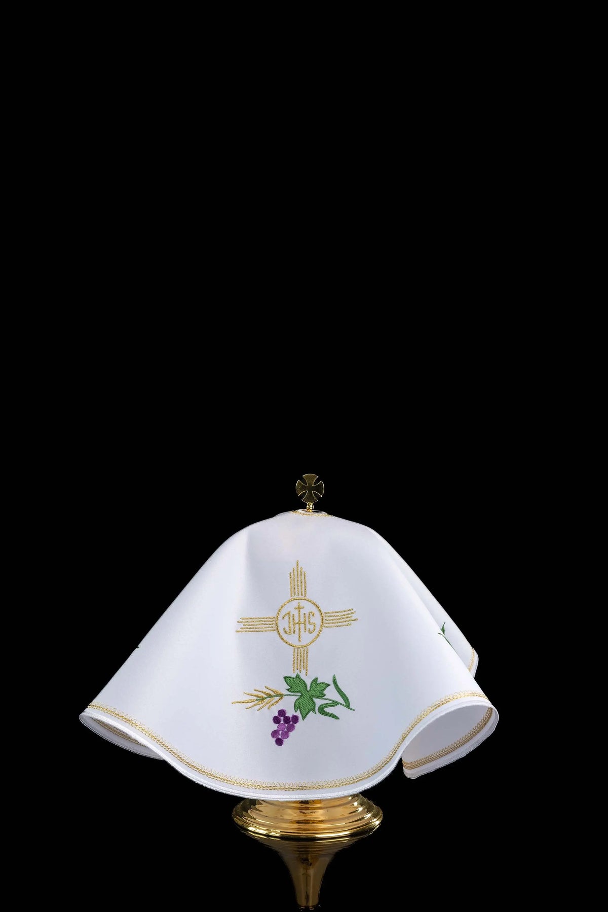 Biały welon na puszkę z haftem IHS i motywem eucharystycznym, widok z przodu