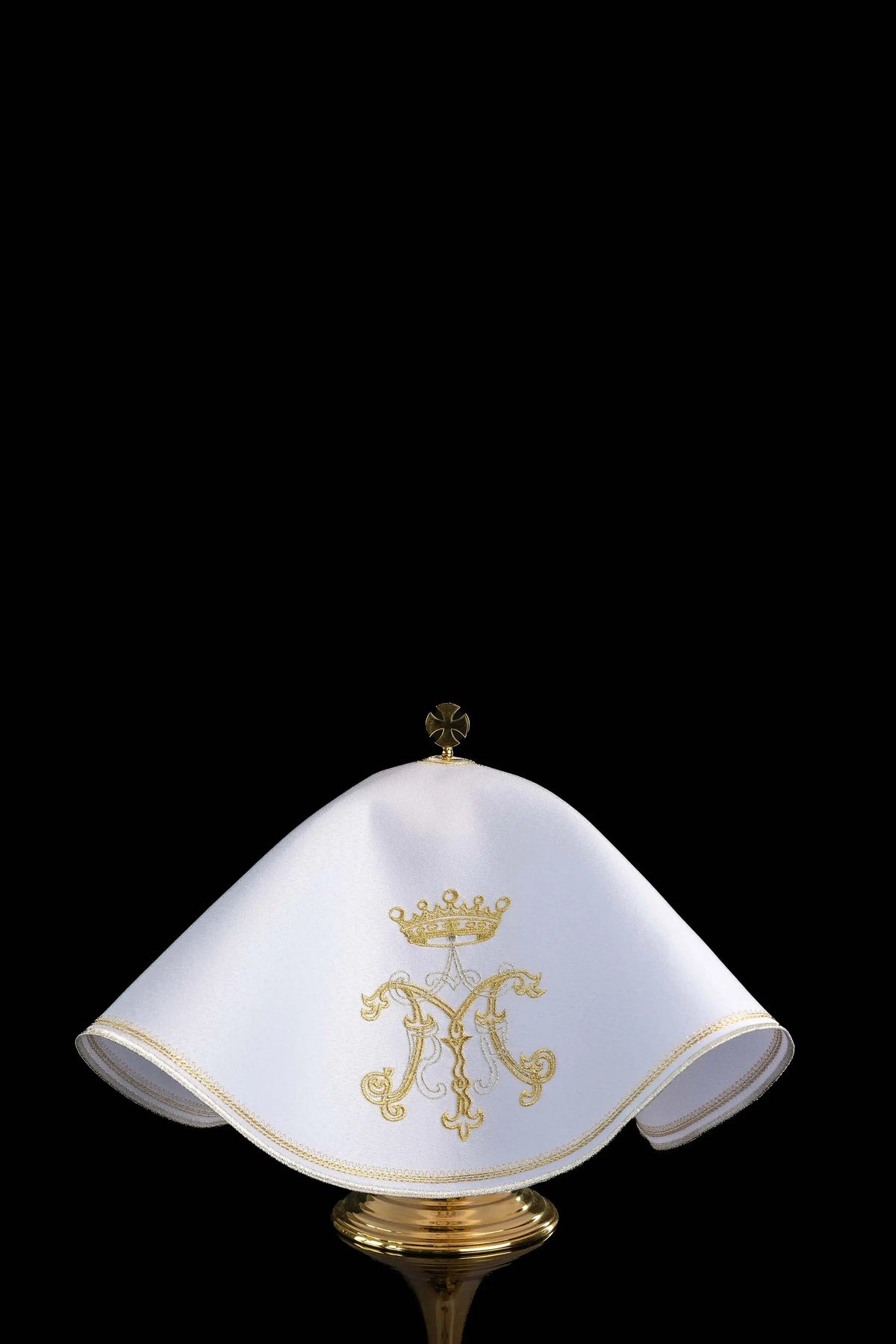 Biały welon na puszkę na uroczystości maryjne z monogramem Maryi pod koroną, widok z przodu