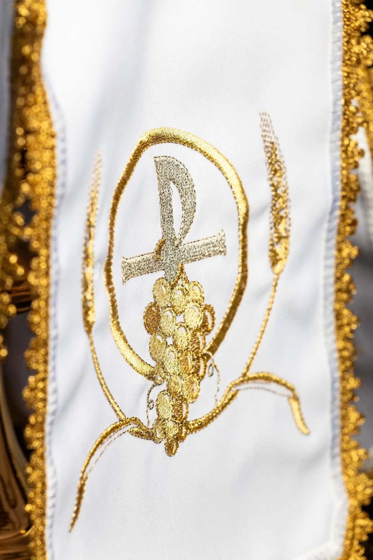 Biały welon eucharystyczny z haftem PAX, zbliżenie na symbol