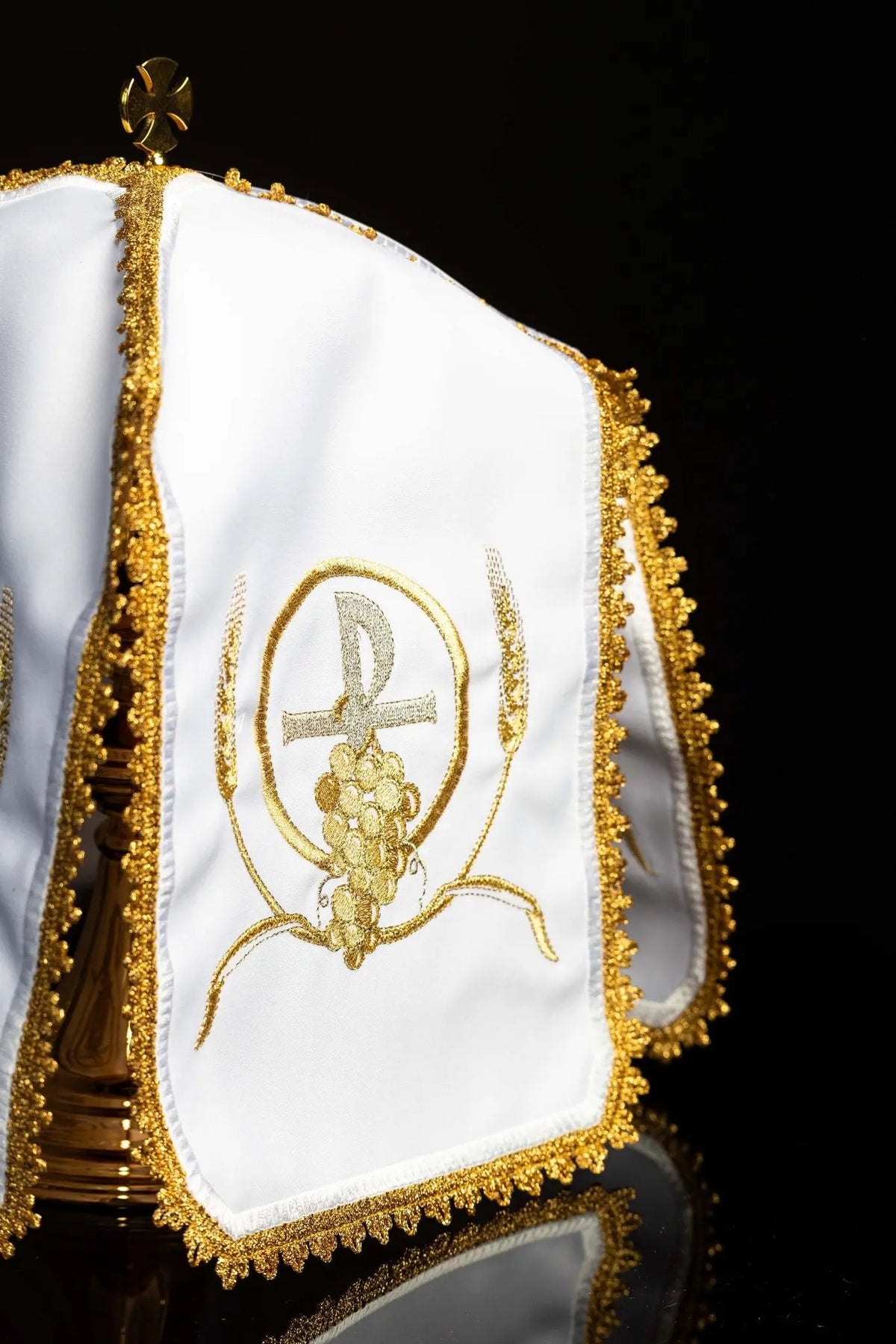 Biały welon eucharystyczny z haftem PAX, widok z boku