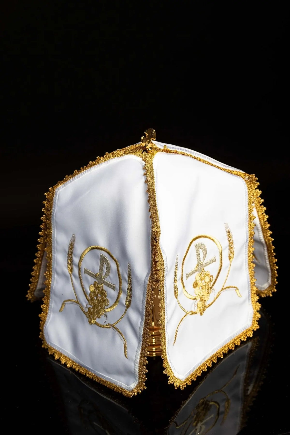 Biały welon eucharystyczny z haftem PAX, widok na dwie strony