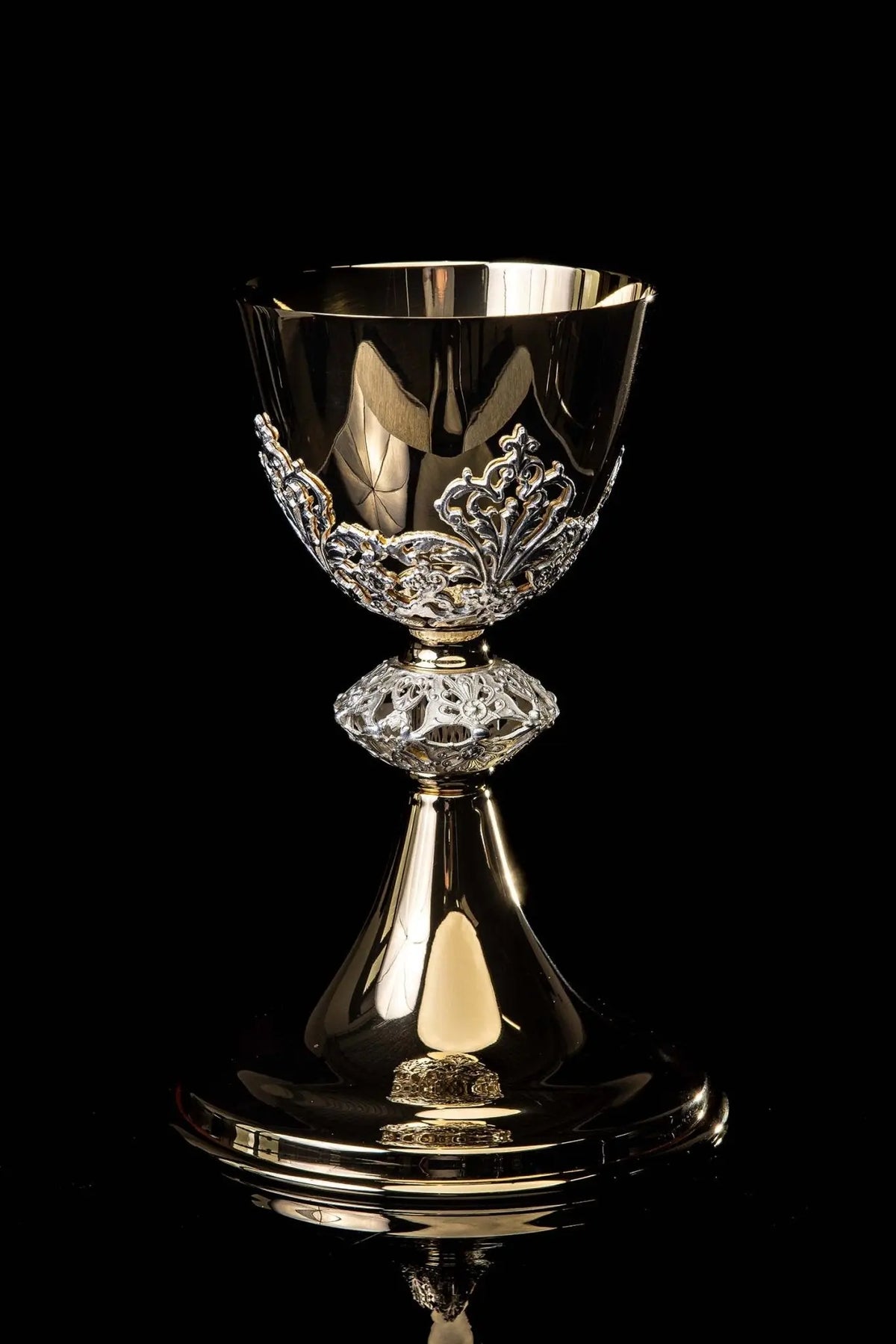 Złoty kielich mszalny do celebracji Eucharystii z ażurowymi ornamentami roślinnymi, widok z przodu