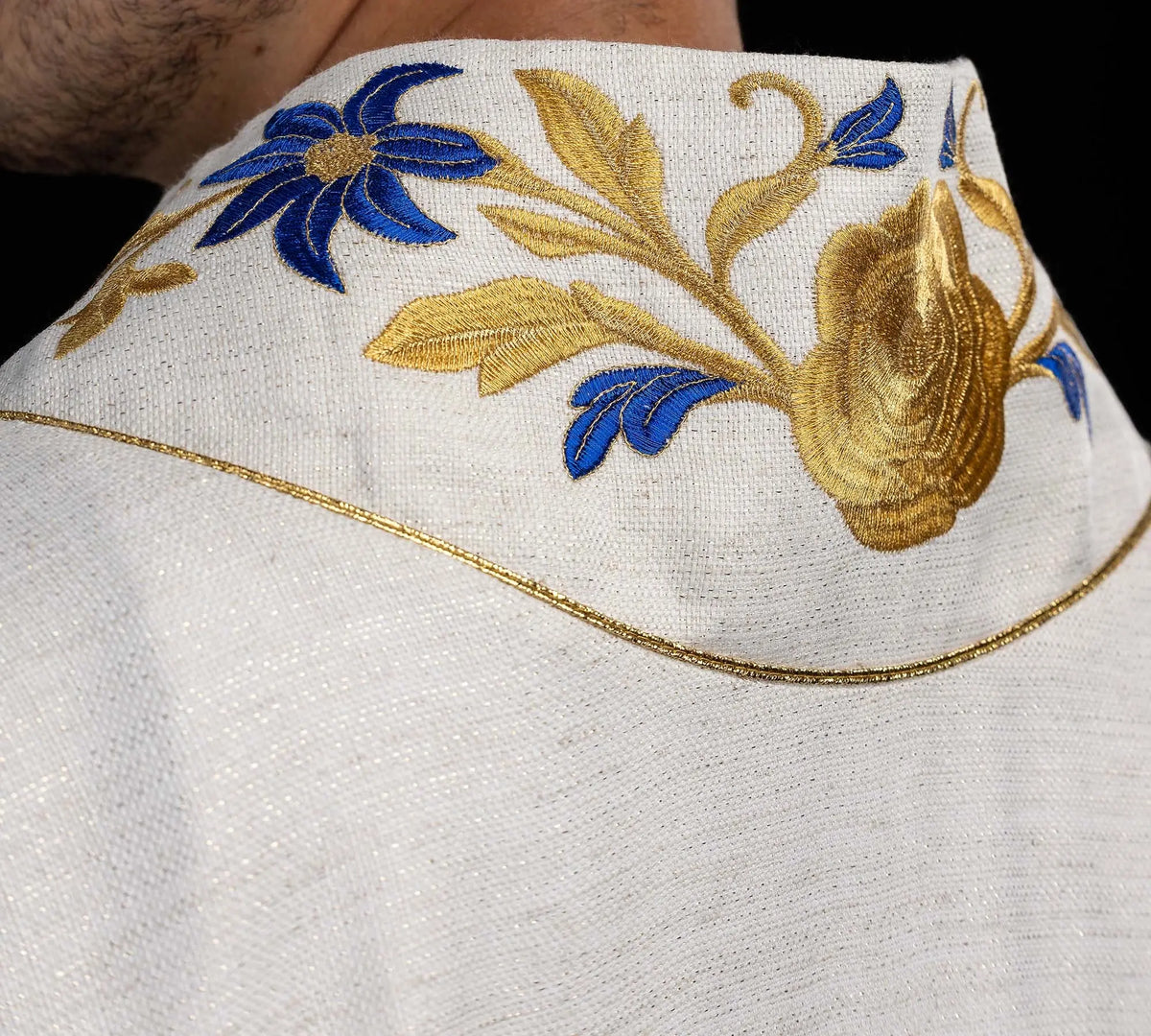 Biała dalmatyka z monogramem „M”, tylna część kołnierza z haftem