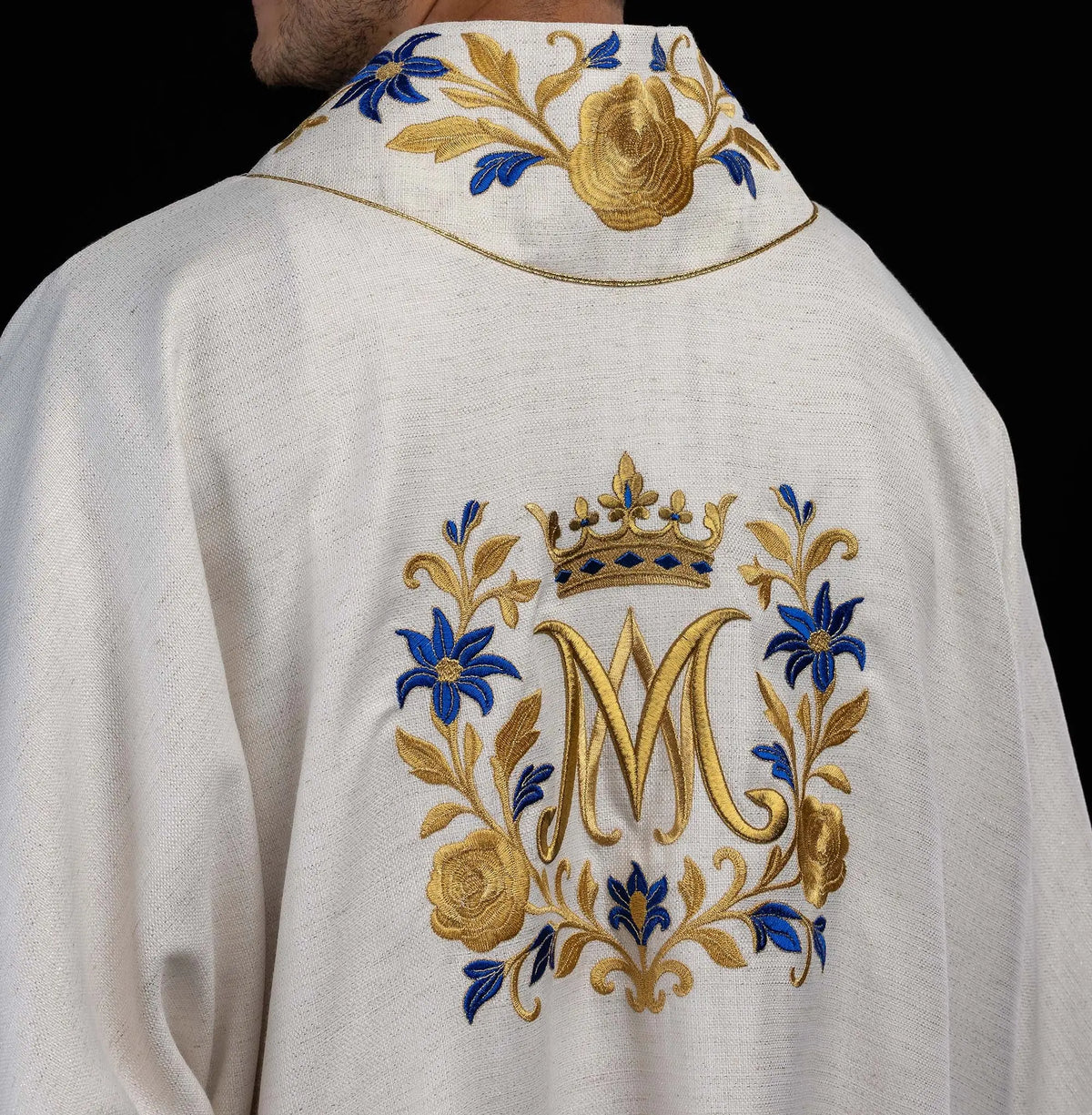 Biała dalmatyka z monogramem „M” i koroną, widok z tyłu