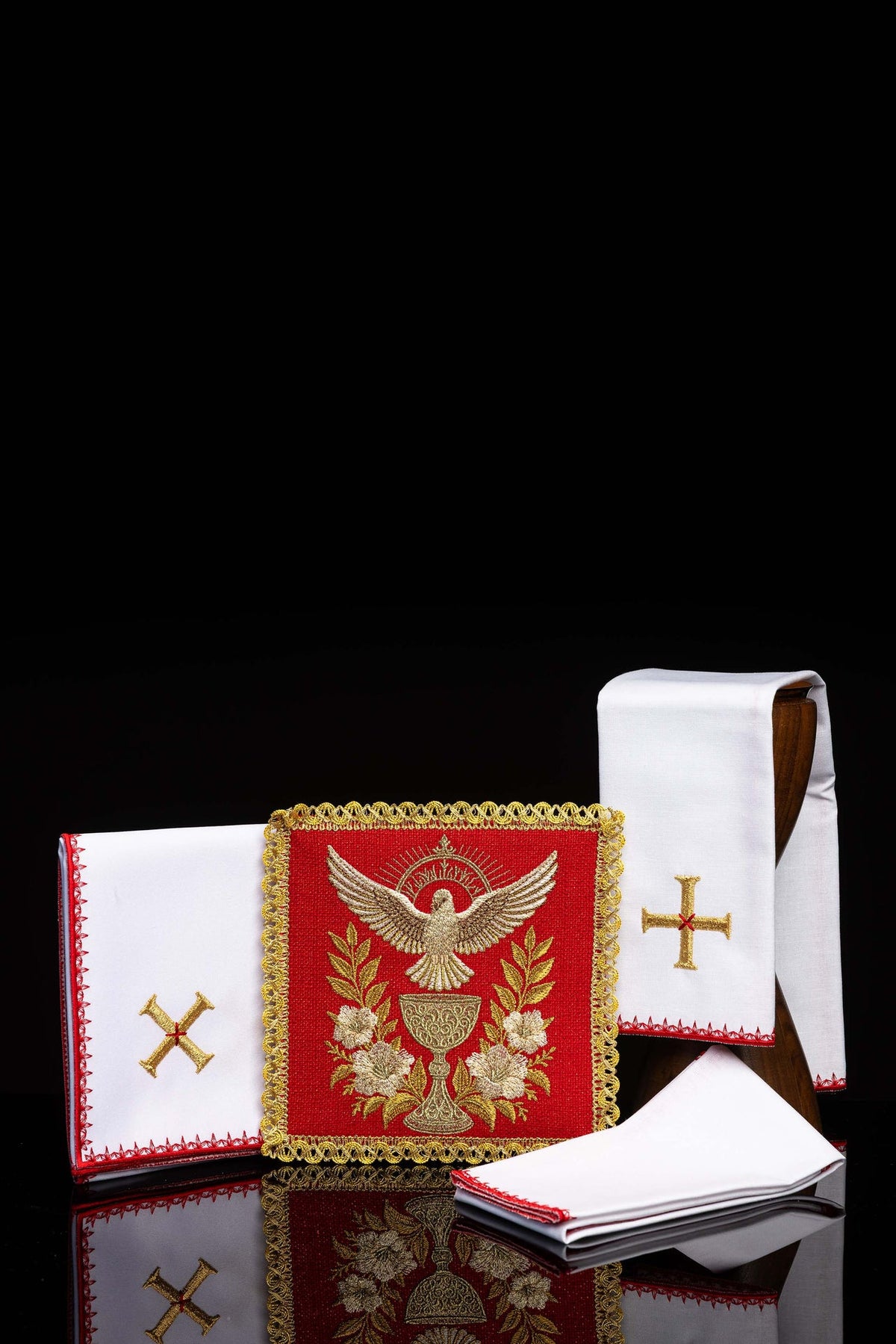 Biała bielizna kielichowa na Zesłanie Ducha Świętego i bierzmowanie z haftem Ducha Świętego i Kielicha Eucharystycznego