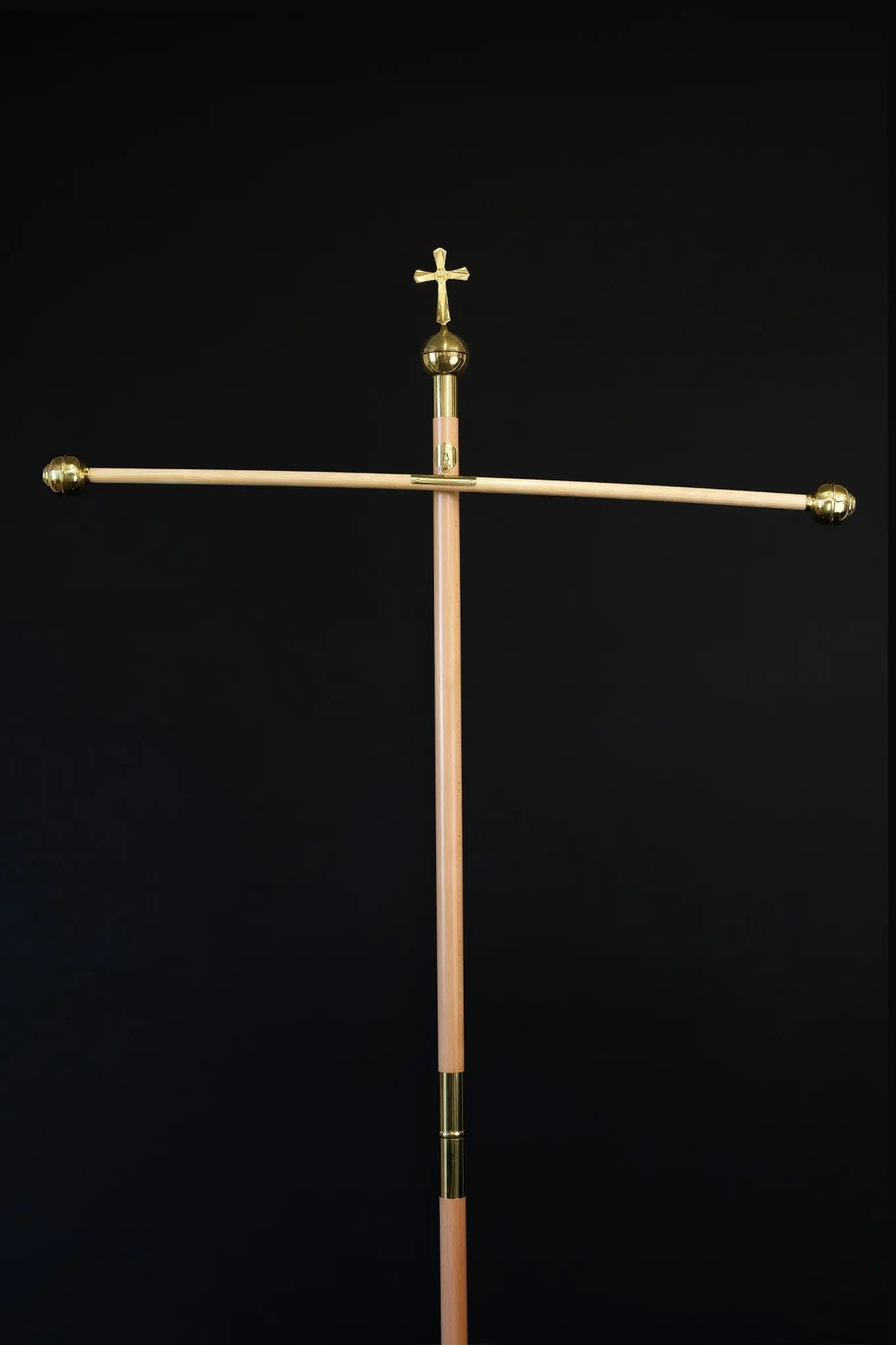 Light wood processional banner pole with decorative cross - HAFTINA ATELIER