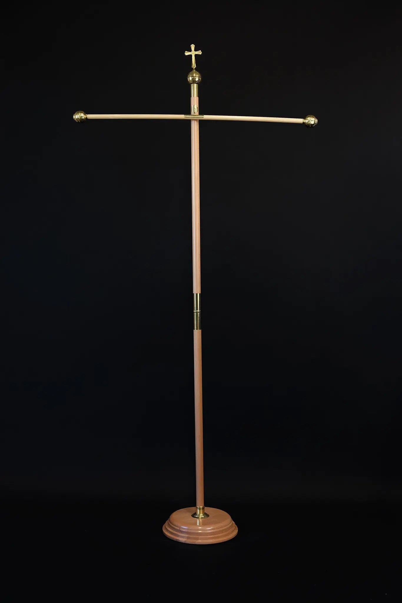 Light wood processional banner pole with decorative cross - HAFTINA ATELIER