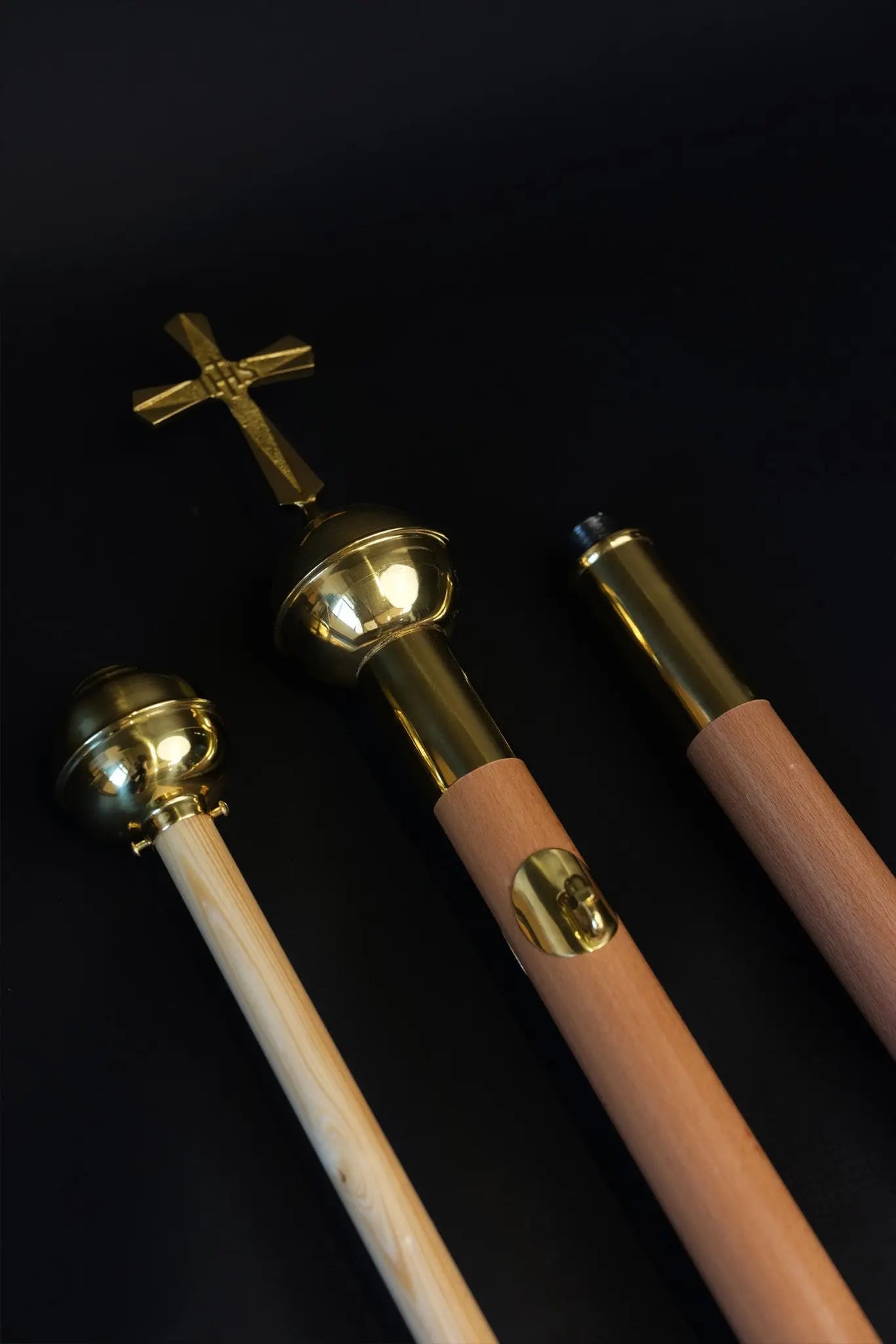 Light wood processional banner pole with decorative cross - HAFTINA ATELIER