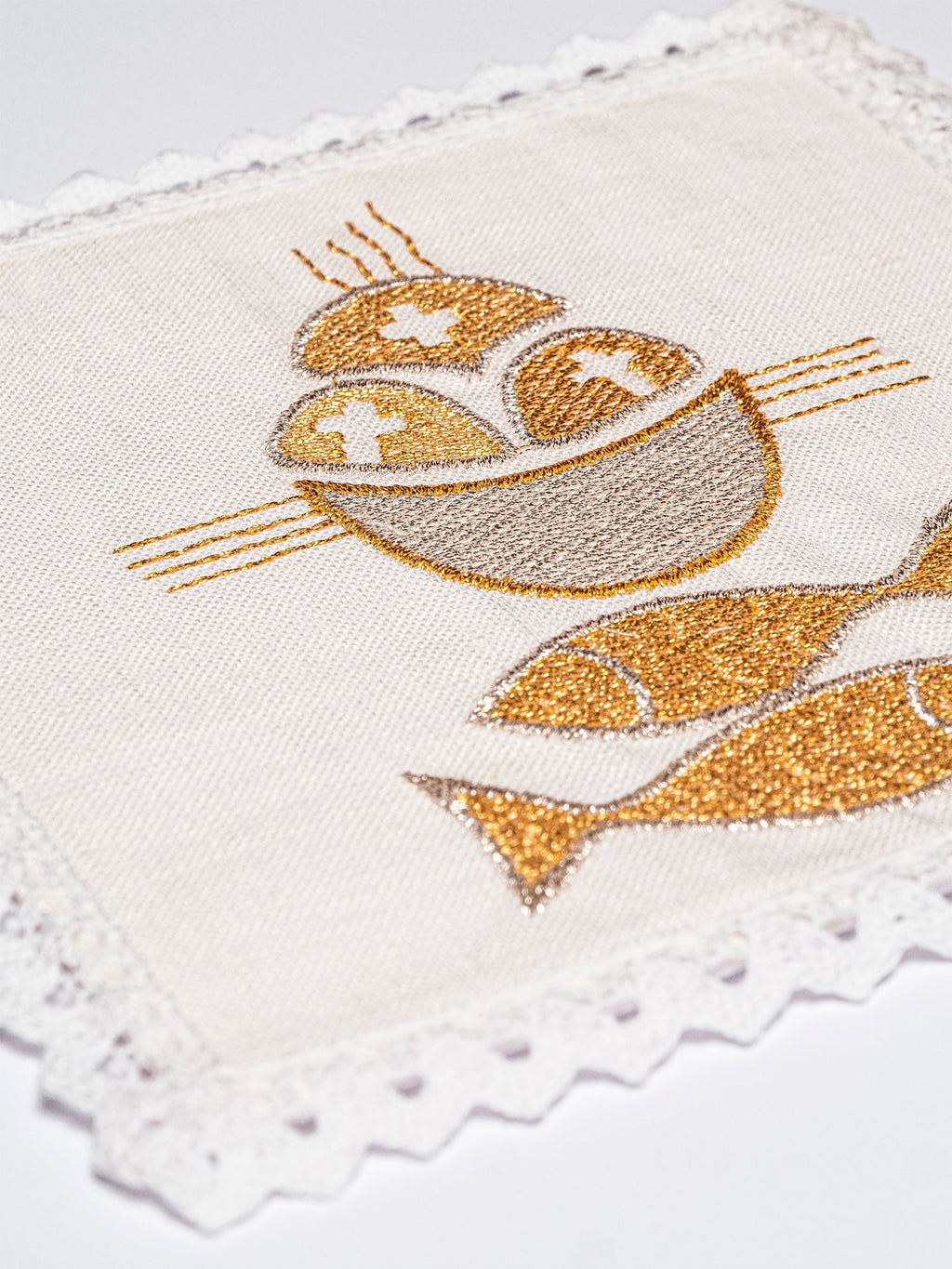 Lniana bielizna kielichowa z motywem ryb