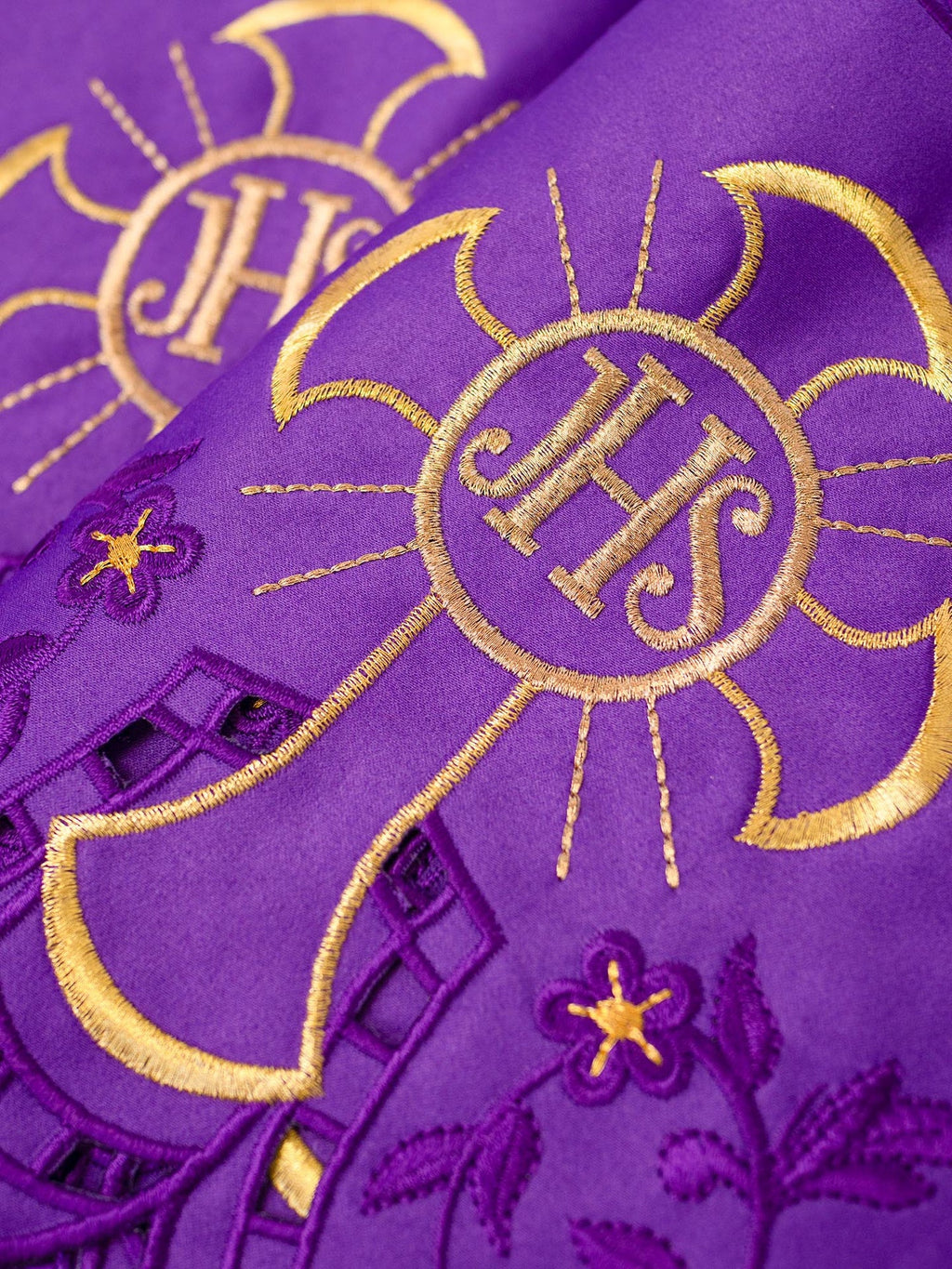 Metraż z haftem czołowym IHS Krzyż Fioletowy