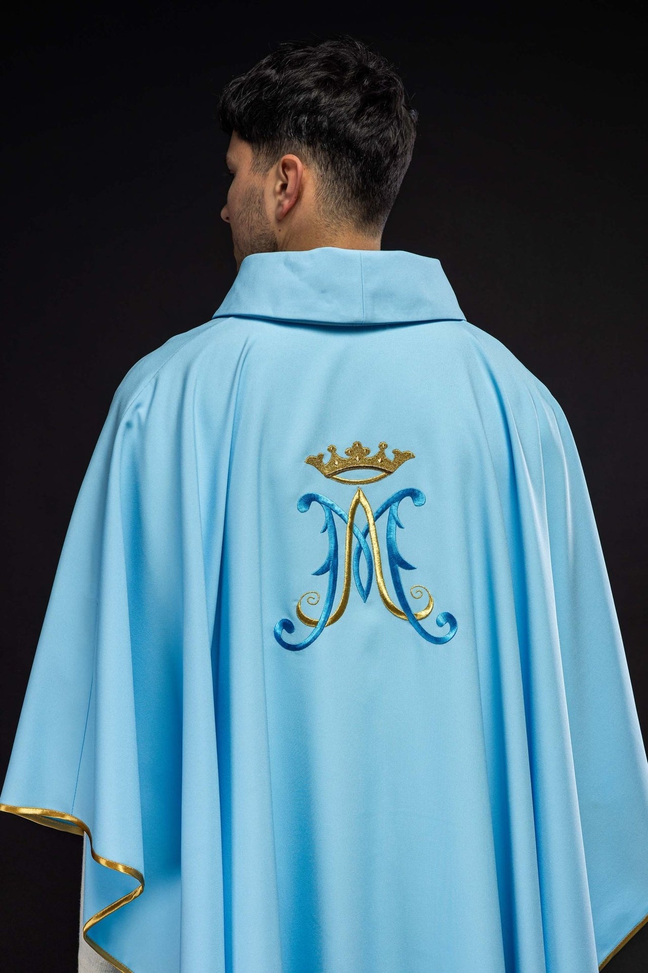 Niebieski ornat haftowany motyw Maryjny