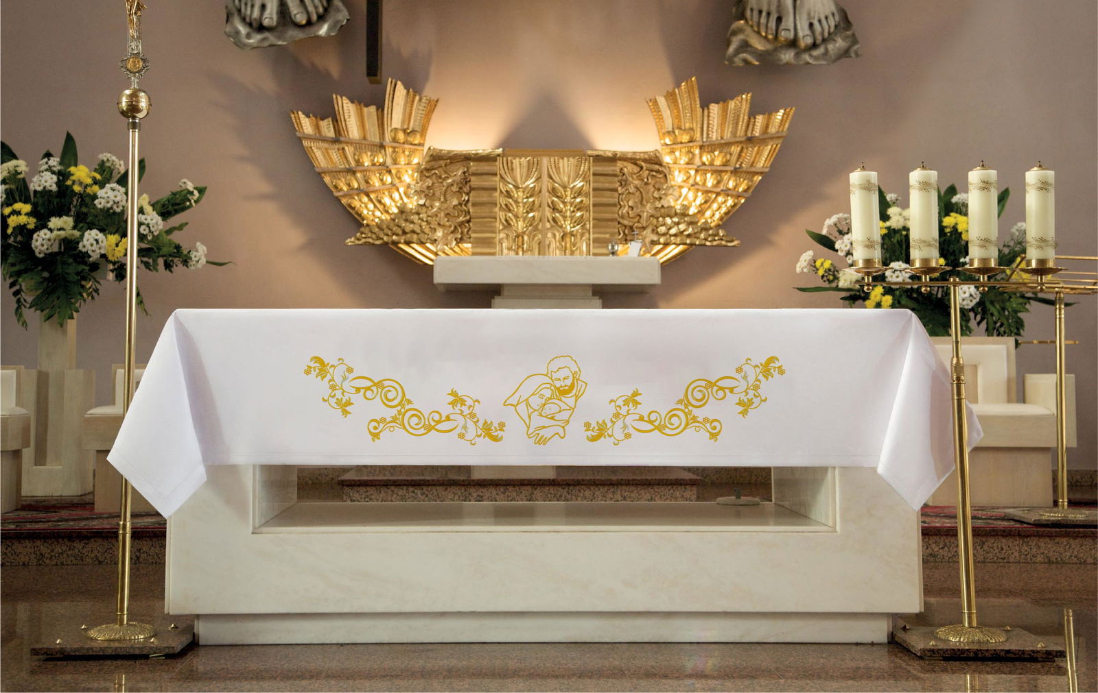 Obrus ołtarzowy haftowany z wizerunkiem Świętej Rodziny