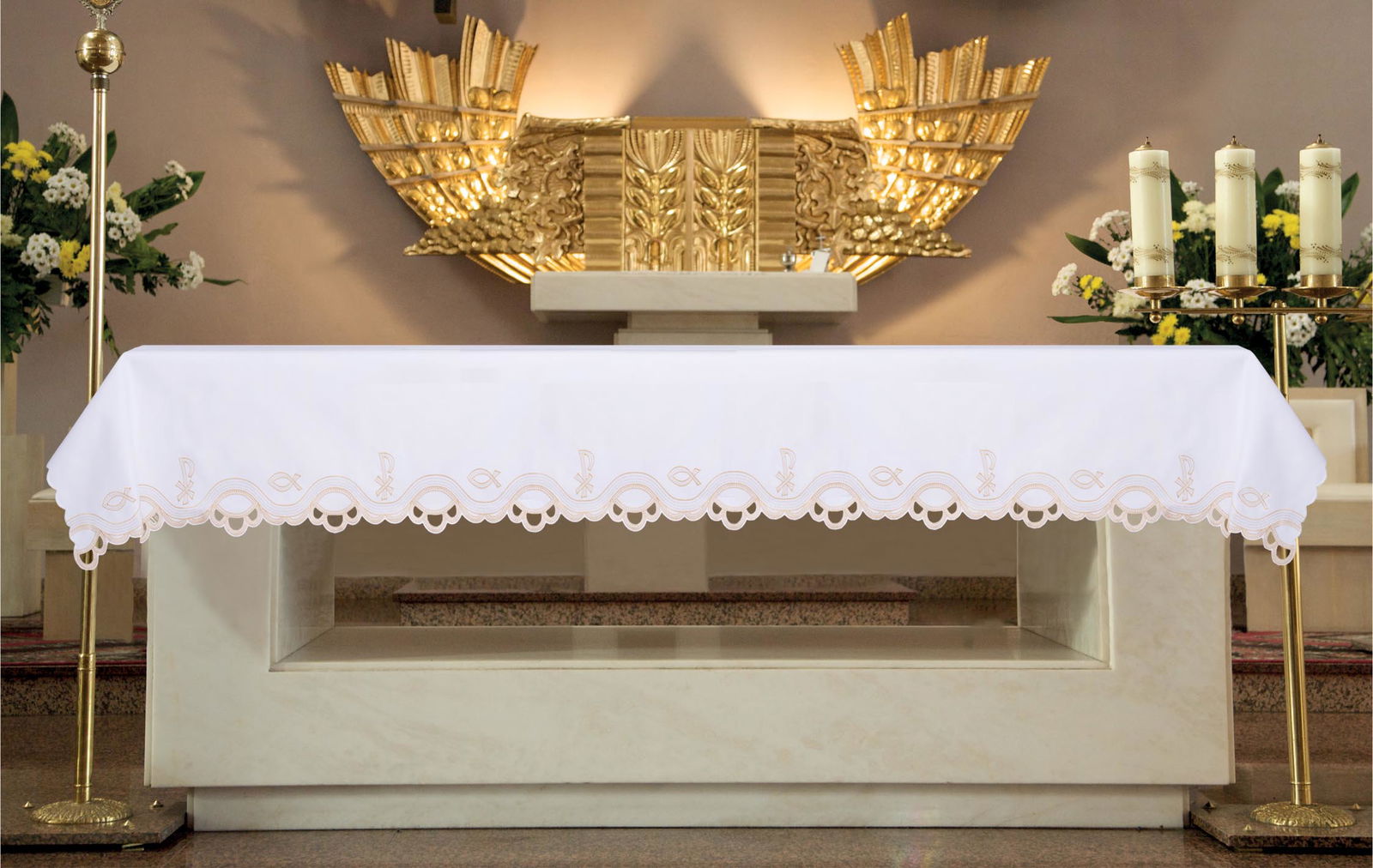 Obrus ołtarzowy z haftem czołowym z motywem eucharystycznym