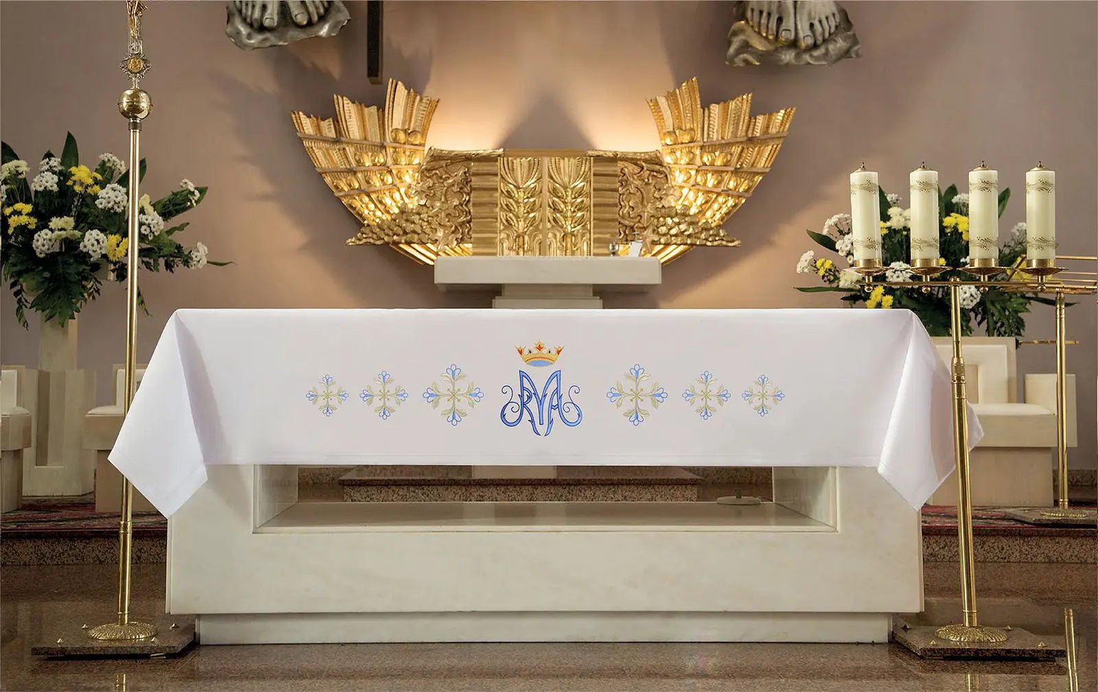 Obrus ​​ołtarzowy z niebieskim haftem maryjnym z przodu