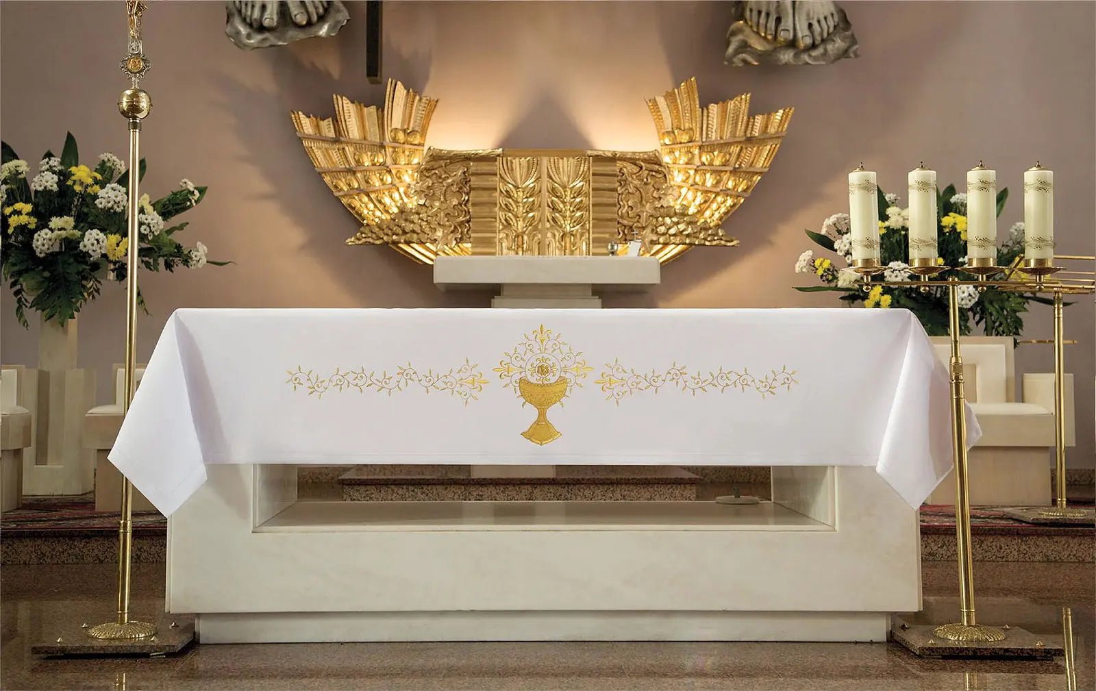 Obrus ​​ołtarzowy ze złotym haftem z przodu i motywem kielicha hostii