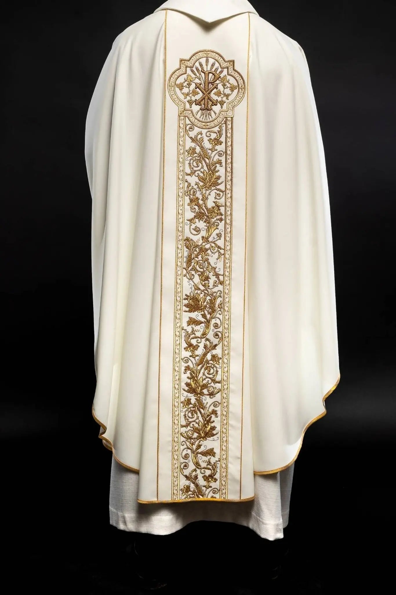 Chasuble richly embroidered with the symbol of the Heart of Jesus and PAX - Ecru