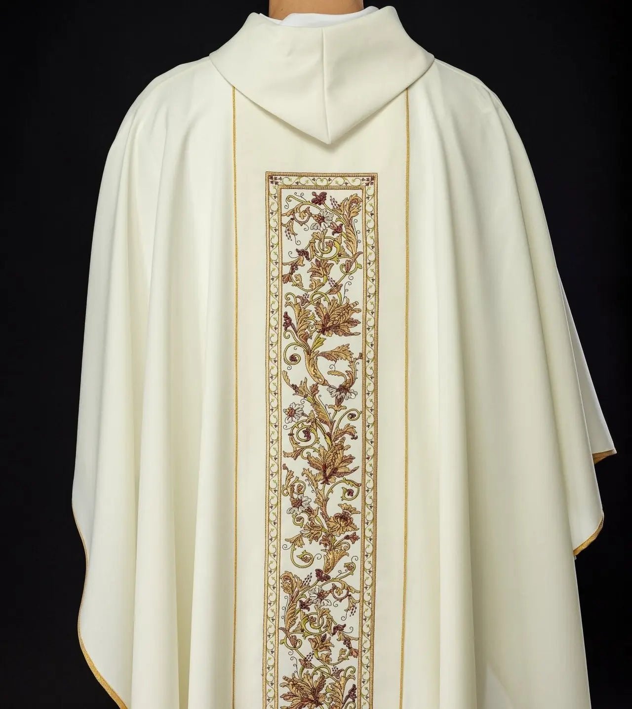 Bogato zdobiony ornat z motywem IHS w kolorze ecru