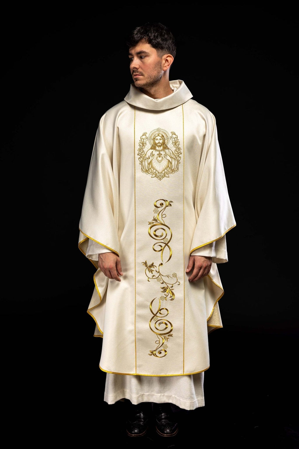 Ornat ecru z wizerunkiem Najświętszego Serca Pana Jezusa