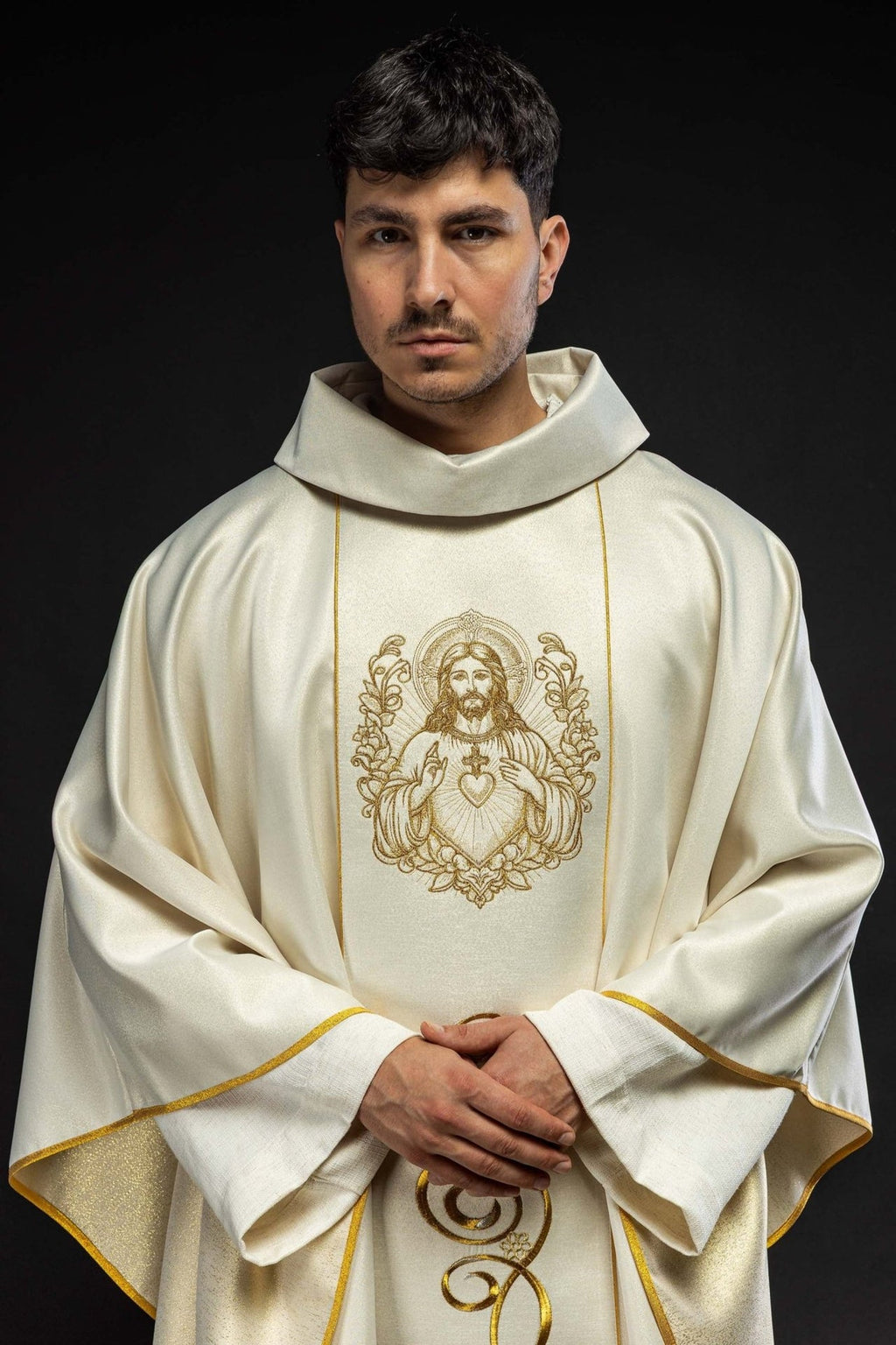 Ornat ecru z wizerunkiem Najświętszego Serca Pana Jezusa