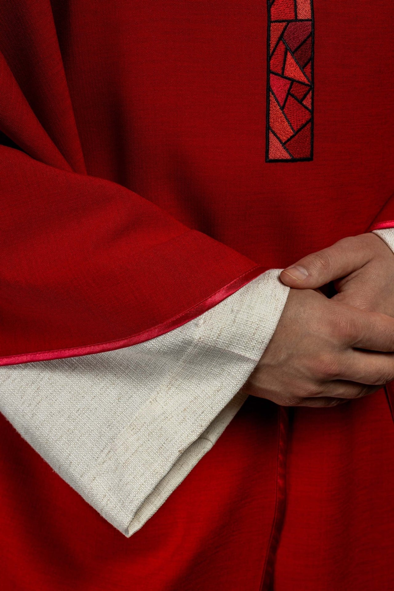 Ornat haftowany Czerwony z Krzyżem Mozaika