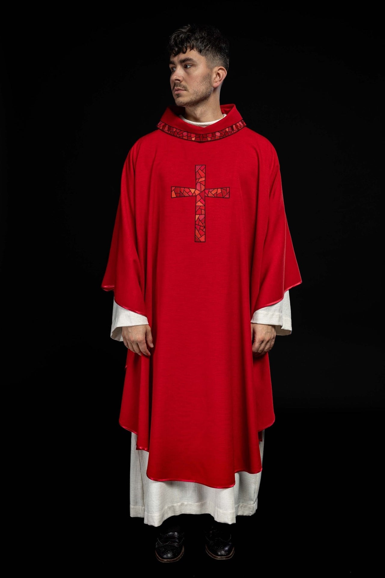 Ornat haftowany Czerwony z Krzyżem Mozaika