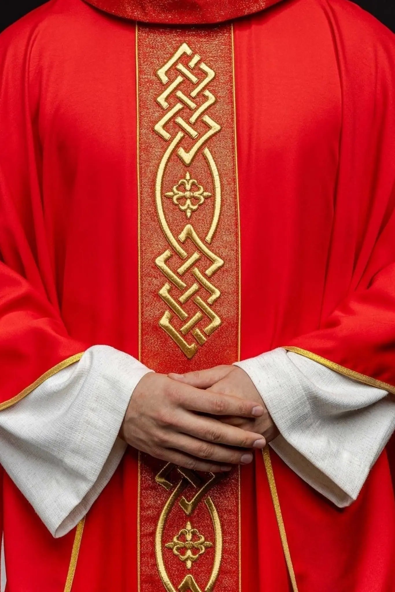 Ornat haftowany czerwony ze złotym motywem krzyża