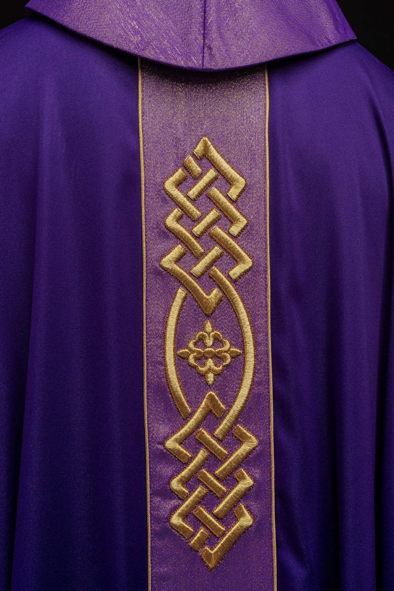 Ornat haftowany Fioletowy z Ozdobnym Pasem