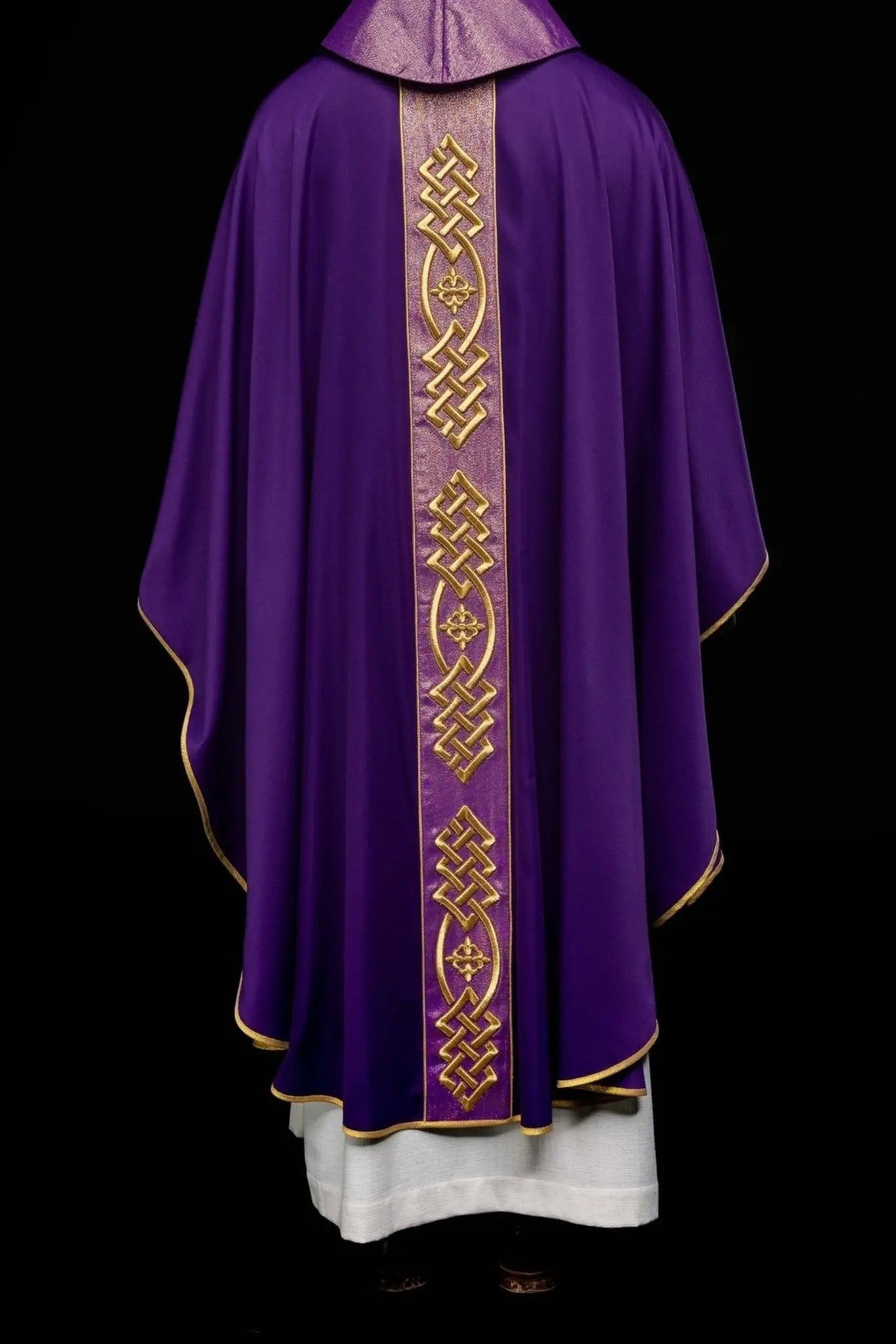 Embroidered chasuble in purple with decorative band