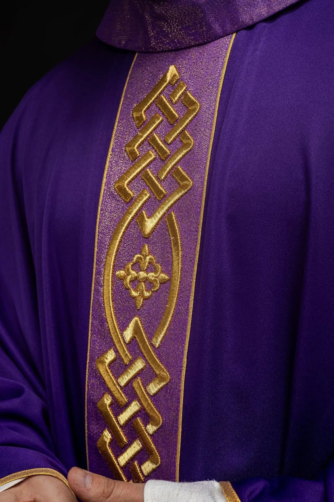 Embroidered chasuble in purple with decorative band